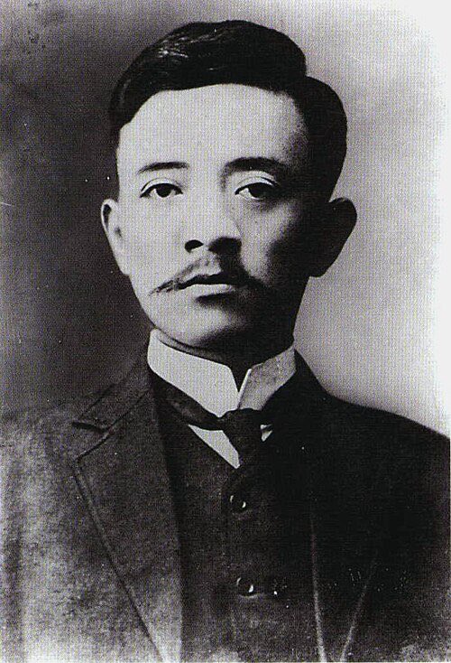qin88484's tweet photo. 很多人可能都不知道。
国民党的实际创始人不是孙中山
而是宋教仁
可惜他在31岁时遇刺身亡了
刺杀他的人叫洪述祖。被捕后
被判绞刑，但因为太胖改为斩首
他有个曾孙叫洪金宝 https://t.co/pHWUBXWj2A