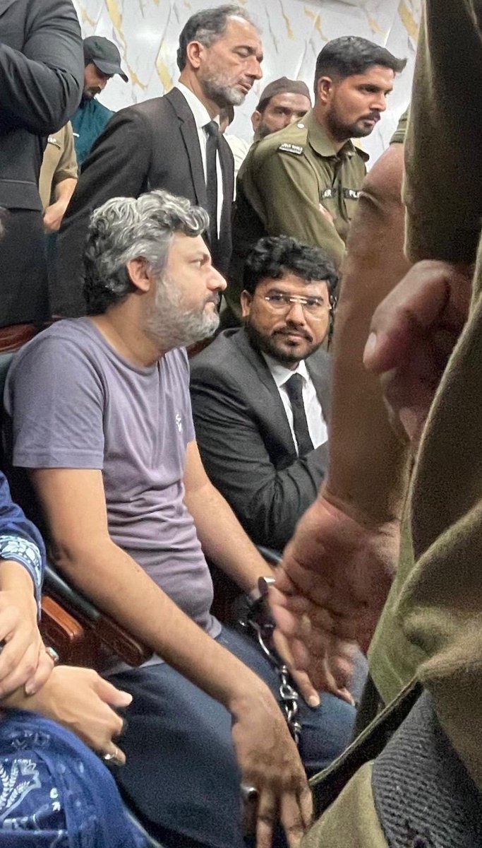 MoonisElahi's tweet photo. حماد اظہر کو ایک بار پھر جھوٹے، سیاسی انتقام پر مبنی مقدمات میں عدالت لایا گیا۔ حماد اظہر کے حوصلے اور ثابت قدمی کو سلام۔ ہم آپ کے ساتھ کھڑے ہیں۔ https://t.co/fTA2XKV45x