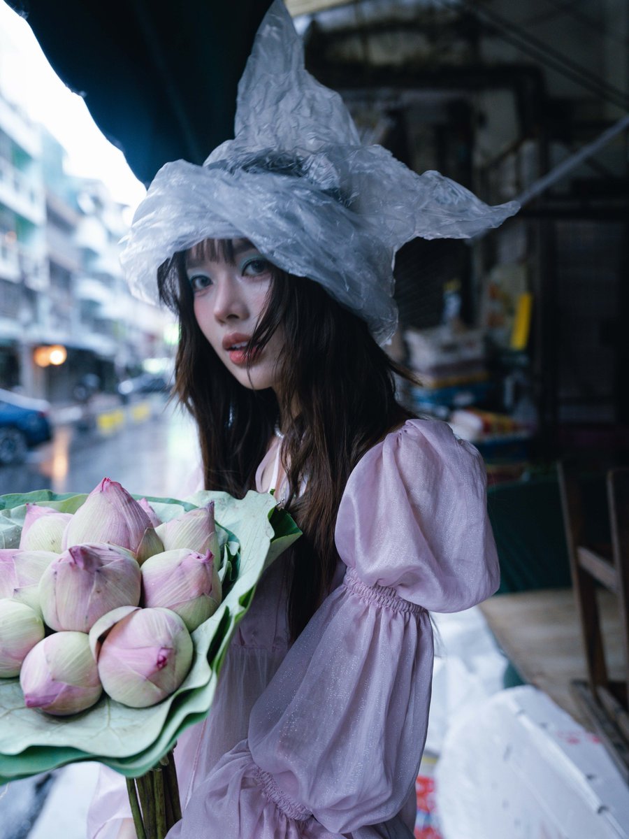 AemNooThai2's tweet photo. คนที่เอาถุงพลาสติกคลุมหัวได้สวยที่สุด
😎วัยรุ่นปากคลองตลาด
#Mimpanthita https://t.co/8MbenHkZyY