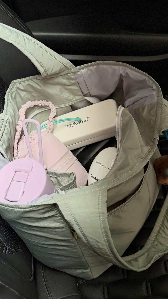 MikhaylaZ92797's tweet photo. Rekomendasiin tas tote yg muat laptop 14inch , muat banyak juga + ringan!👌🏻
warnanya lucu lucu juga https://t.co/VNJEgvSDUz