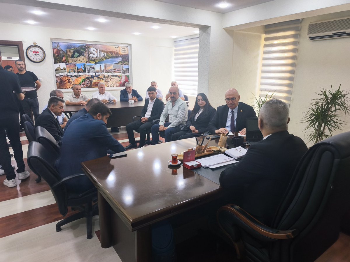 YENParti56's tweet photo. Milletvekillerimizle birlikte Siirt Esnaf ve Sanatkârlar Odası Başkanlığını ziyaret ettik.

Siirtli esnafımızın sorunlarını, taleplerini ve önerilerini dinledik; şehrimizin ihtiyaçlarını doğrudan sahadan dinlemeye devam ediyoruz

@eczozgurozel @yenipartiyiz @vcanbilek @MTanal https://t.co/vZSAzM9x0z