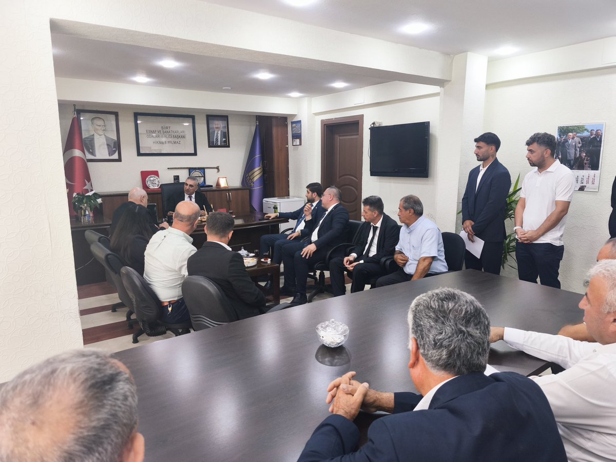 YENParti56's tweet photo. Milletvekillerimizle birlikte Siirt Esnaf ve Sanatkârlar Odası Başkanlığını ziyaret ettik.

Siirtli esnafımızın sorunlarını, taleplerini ve önerilerini dinledik; şehrimizin ihtiyaçlarını doğrudan sahadan dinlemeye devam ediyoruz

@eczozgurozel @yenipartiyiz @vcanbilek @MTanal https://t.co/vZSAzM9x0z