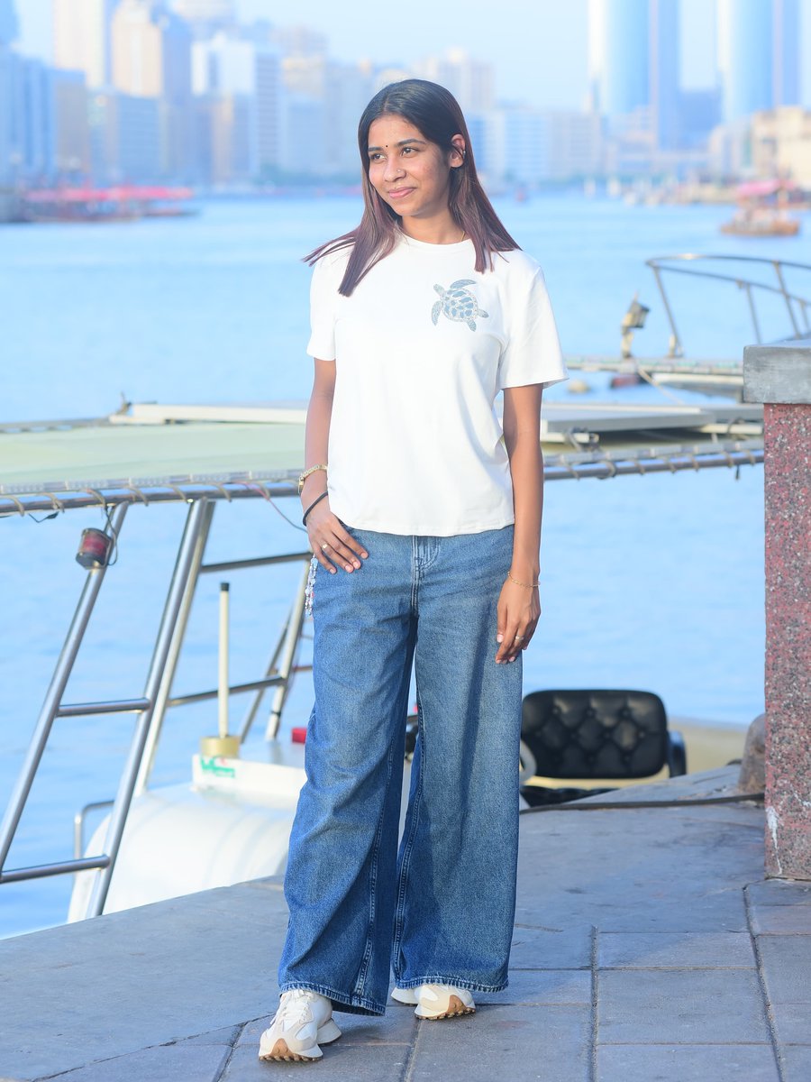 Pariyapatw's tweet photo. “Smiles are contagious when the view is this good🌃✨living, laughing, loving every bit of it 💕

#casual#chilled#outdoors#funenergy #love #viral#tinyjk #dubai🇦🇪 #photoshoot https://t.co/GQy7W8JW97