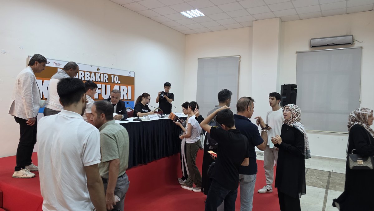 DiysadD's tweet photo. Diyarbakır 10. Kitap fuarında gerçekleştirdiğimiz Yönetim kurulu üyelerimiz Reyhan Alkar Karlıdağ ve Mehmet Tanrıkulu’nun 
“Uzak neresi ve Remezan” isimli eserleri’nin söyleşi ve imza gününden kareler 📚

#diyarbakırkitapfuarı 
#diyşad https://t.co/8JEDxxm40G