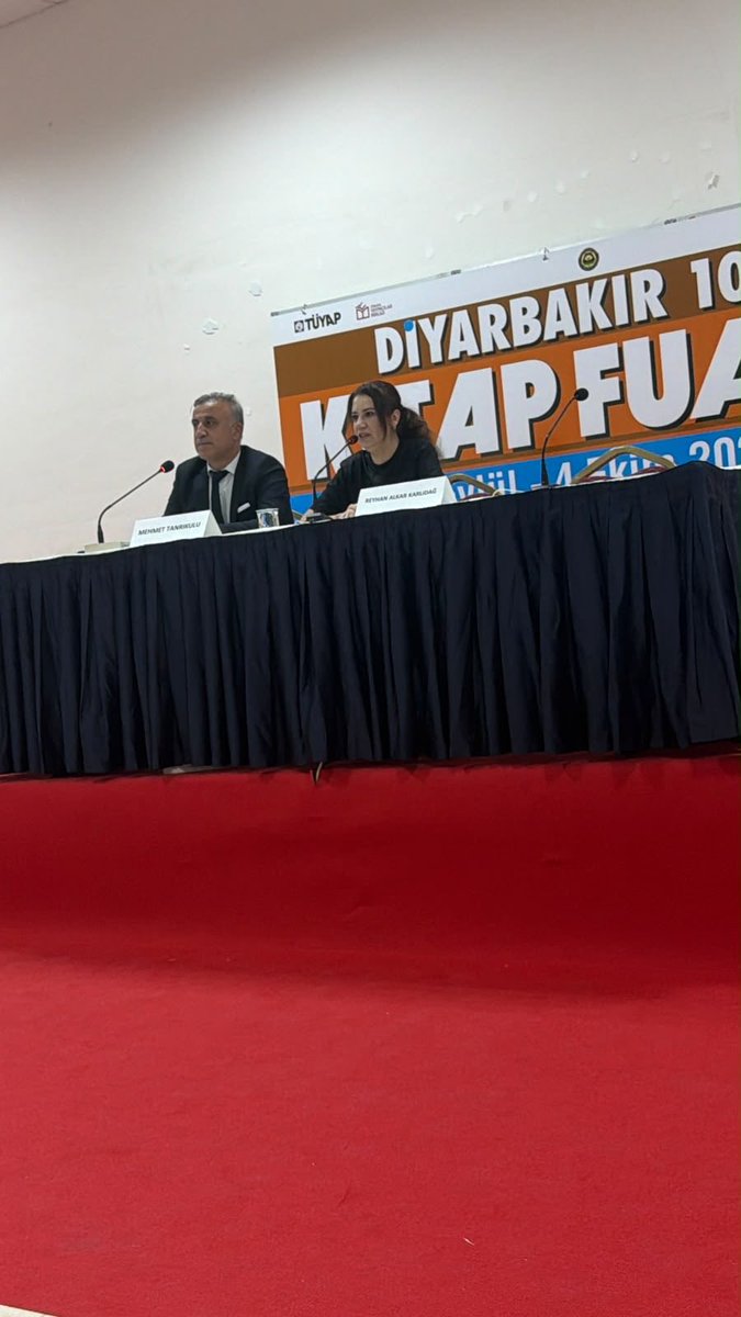 DiysadD's tweet photo. Diyarbakır 10. Kitap fuarında gerçekleştirdiğimiz Yönetim kurulu üyelerimiz Reyhan Alkar Karlıdağ ve Mehmet Tanrıkulu’nun 
“Uzak neresi ve Remezan” isimli eserleri’nin söyleşi ve imza gününden kareler 📚

#diyarbakırkitapfuarı 
#diyşad https://t.co/8JEDxxm40G