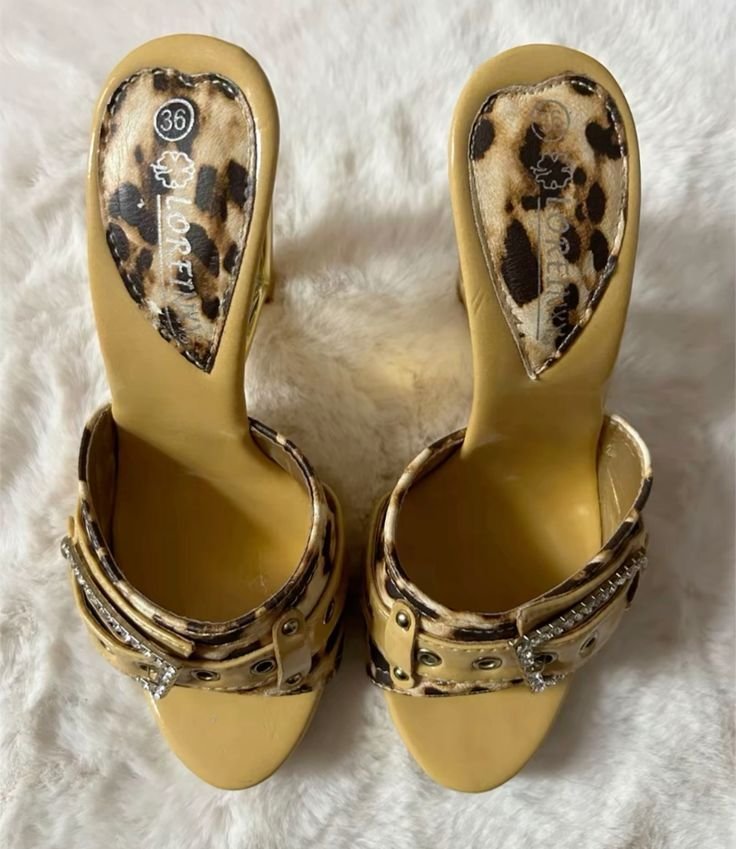s0nofzion's tweet photo. the gold hollow heart heel on these Y2K leopard mules https://t.co/dHPiwuprkg