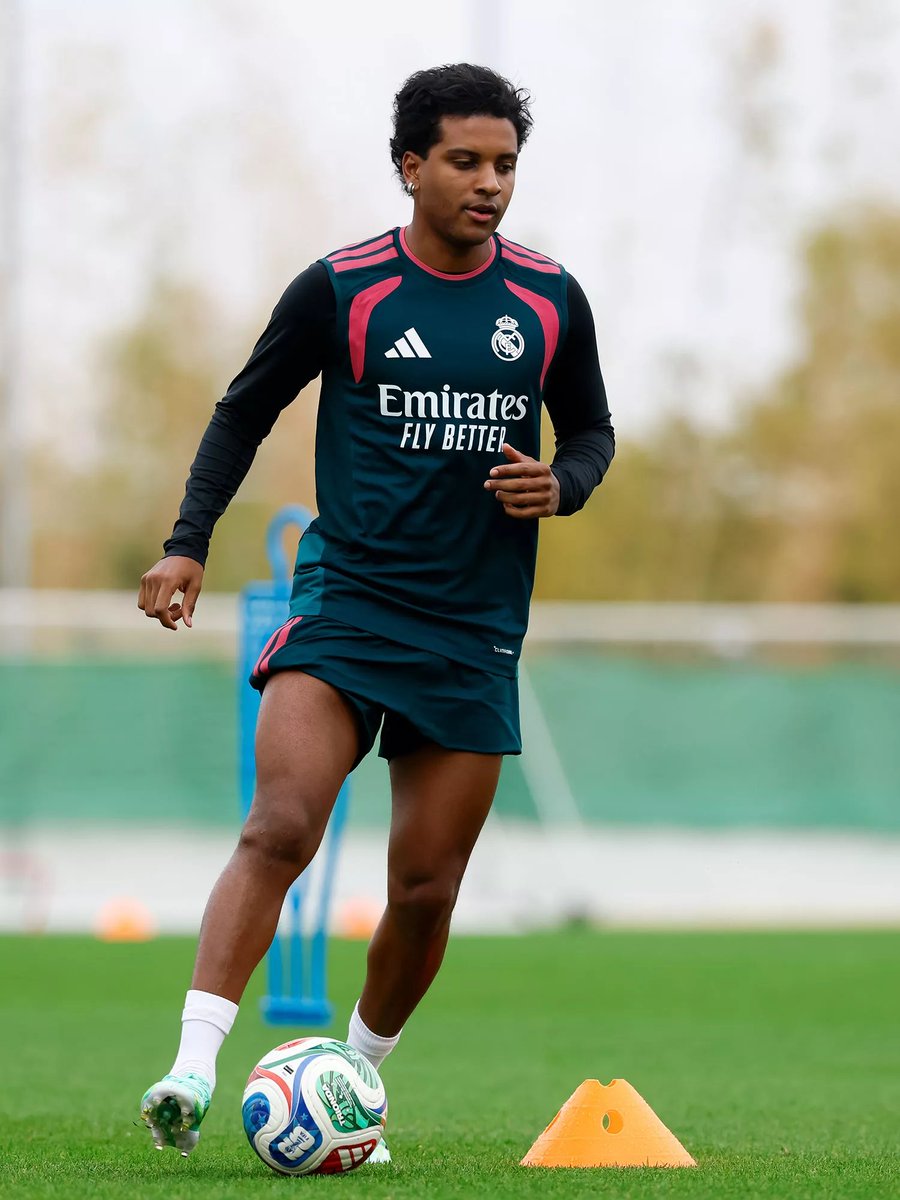 theMadridZone's tweet photo. 🚨🚨 Rodrygo is BACK!

He is training WITH the ball! https://t.co/OeT3ixb0nd