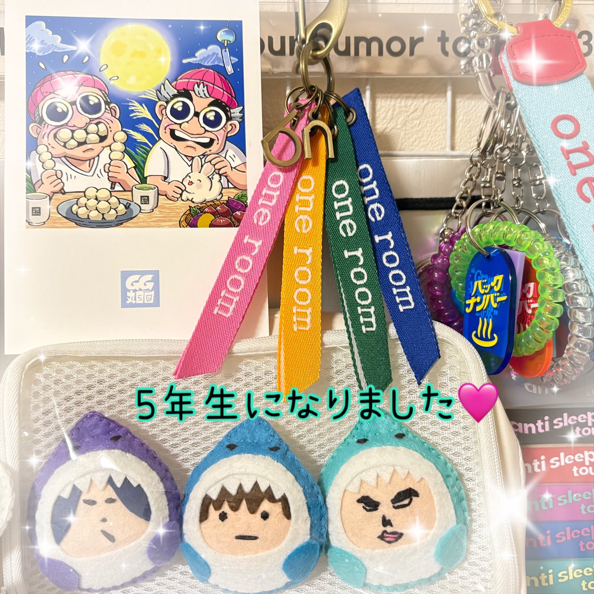 kayotter_kt's tweet photo. 仕事が終わってクタクタで帰宅するとone roomの継続特典が届いていました🎗️✨
ピンクが仲間入りして華やかに🩷
5年生になりました!
これからもずっと…(♡ ૢᵕ̴̤ ᴗᵕ̴̤ ૢ)
#backnumber
#oneroom https://t.co/0W9bt3LPw6