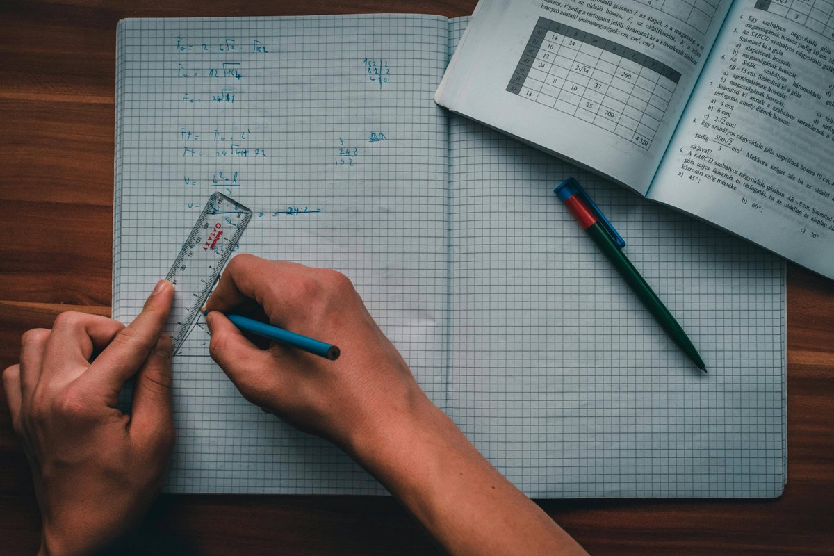 terre_loop__7c5's tweet photo. Just aced my microeconomics quiz after cramming supply-demand curves for 3 nights! Small win but feels great ， https://t.co/qtSh43qIhO