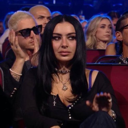 PopCrave's tweet photo. The viral clip of Charli xcx “reacting” to Taylor Swift’s #VMAs speech is edited.

The shot of Charli was taken during Nirvana’s Video Vanguard speech. https://t.co/jtZx8Z4NKb