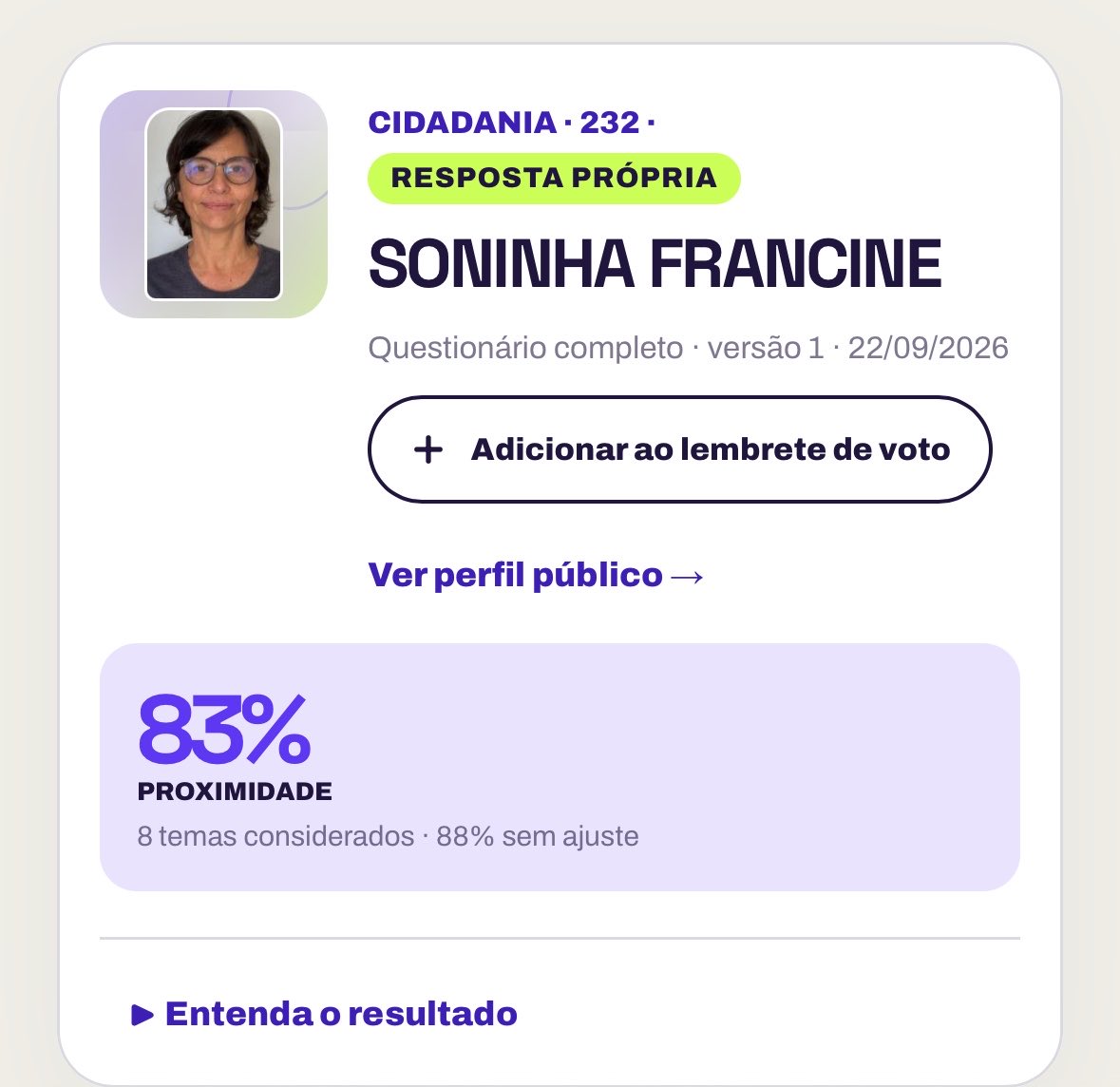 Dudu's tweet photo. O @lucianohuck fez ontem a maior MERDA da eleição em 2026. Ele usou O DOMINGÃO pra divulgar um site que te indica candidatos de direita pra você votar!!! CANDIDATOS DE DIREITA PRA VOCÊ VOTAR

VOCÊS TEM NOÇÃO DISSO? Eu explico. 

https://t.co/gI8izrlAXA é o site que ele divulgou. Disse que o site “te ajuda a encontrar candidatos alinhados com seus pensamentos”.

Eu acabei de fazer o teste, OBVIAMENTE respondi como um eleitor de esquerda pensaria. Olha quem o site me indica pra deputado. Uma pessoa do NOVO e uma do PL. E pro Senado ele acha que a Soninha é mais próxima de mim do que Marina Silva. 

E reparem, a porcentagem do candidato comigo é baixíssima, 60%. CLARO QUE É. Eu não apoio o Novo e nem o PL, Luciano. Você é louco?