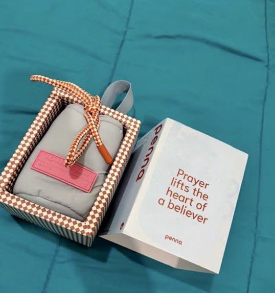 hpdjzz_'s tweet photo. AKU NOBATKAN INI SEBAGAI MUKENA GEN Z😍💓
design pouch nya gemes banget, bahan mukena nya bukan yg kresek-kresek gitu pokoknya best deh👌 https://t.co/UaJ81BrR4p