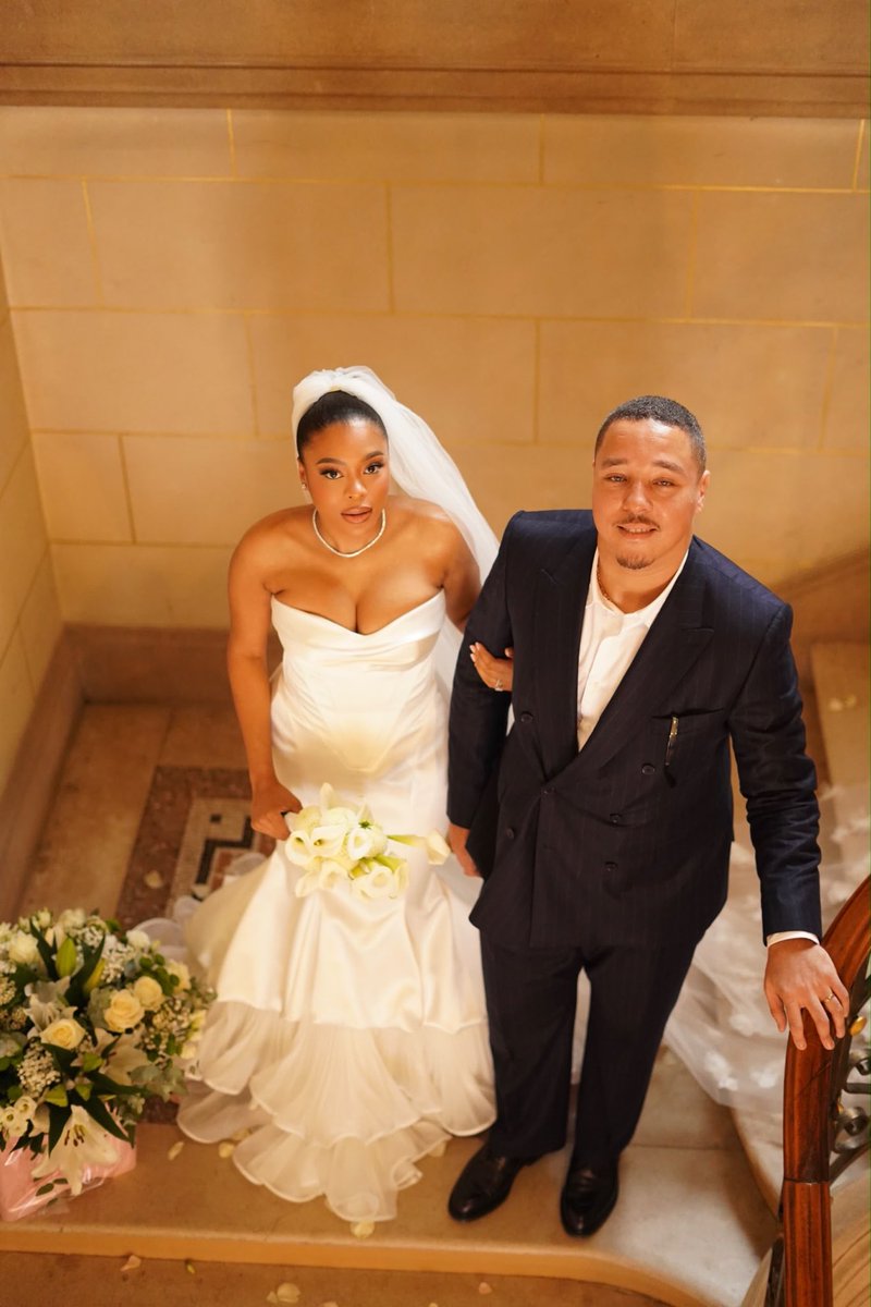 HamidaKamerhe's tweet photo. Ma fille Daida,

Que te dire aujourd’hui, sinon que nos cœurs débordent d’amour et de fierté ?

Tu as toutes nos bénédictions : celles de ton père, de ta mère et de toute notre famille. Nous te souhaitons une vie conjugale heureuse, paisible et remplie d’amour.

Que le Seigneur demeure toujours au centre de votre mariage. Qu’Il guide chacun de vos pas, fortifie votre union et protège votre foyer.

Ma fille, sois une épouse douce, patiente et généreuse. Aime et respecte ta belle-famille. Garde toujours ta porte et ton cœur ouverts : offre un verre d’eau, un bol de nourriture et une parole aimable à ceux qui viendront chez toi, car une maison qui accueille avec amour est une maison que Dieu bénit.

N’oublie jamais les précieux conseils de mémé Agnès, de mémé Eugénie, de maman koko et de toutes tes tantes. À travers leurs paroles, ce sont plusieurs générations de femmes qui t’accompagnent et prient pour toi.

Aujourd’hui, tu ne quittes pas ta famille : tu accueilles simplement une nouvelle famille dans le cercle de ceux qui t’aiment. Où que la vie te conduise, tu resteras toujours notre petite fille, notre fierté et notre lumière.

Nous t’aimons d’un amour que les mots ne suffiront jamais à dire. Que Dieu bénisse votre union, vous accorde patience, complicité et tendresse, et vous donne la grâce de vieillir ensemble, la main dans la main.

Sois heureuse, ma fille. Sois bénie. Aime profondément et laisse-toi aimer. ❤️

Papa, maman et toute la famille.🥰🥰❤️❤️