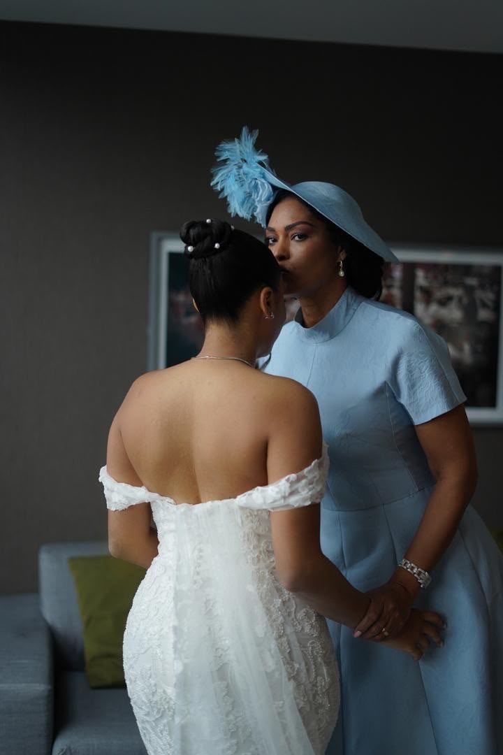 HamidaKamerhe's tweet photo. Ma fille Daida,

Que te dire aujourd’hui, sinon que nos cœurs débordent d’amour et de fierté ?

Tu as toutes nos bénédictions : celles de ton père, de ta mère et de toute notre famille. Nous te souhaitons une vie conjugale heureuse, paisible et remplie d’amour.

Que le Seigneur demeure toujours au centre de votre mariage. Qu’Il guide chacun de vos pas, fortifie votre union et protège votre foyer.

Ma fille, sois une épouse douce, patiente et généreuse. Aime et respecte ta belle-famille. Garde toujours ta porte et ton cœur ouverts : offre un verre d’eau, un bol de nourriture et une parole aimable à ceux qui viendront chez toi, car une maison qui accueille avec amour est une maison que Dieu bénit.

N’oublie jamais les précieux conseils de mémé Agnès, de mémé Eugénie, de maman koko et de toutes tes tantes. À travers leurs paroles, ce sont plusieurs générations de femmes qui t’accompagnent et prient pour toi.

Aujourd’hui, tu ne quittes pas ta famille : tu accueilles simplement une nouvelle famille dans le cercle de ceux qui t’aiment. Où que la vie te conduise, tu resteras toujours notre petite fille, notre fierté et notre lumière.

Nous t’aimons d’un amour que les mots ne suffiront jamais à dire. Que Dieu bénisse votre union, vous accorde patience, complicité et tendresse, et vous donne la grâce de vieillir ensemble, la main dans la main.

Sois heureuse, ma fille. Sois bénie. Aime profondément et laisse-toi aimer. ❤️

Papa, maman et toute la famille.🥰🥰❤️❤️