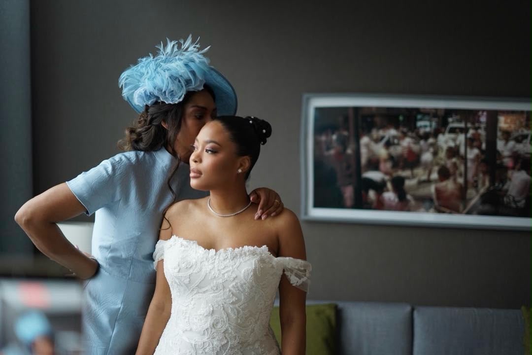 HamidaKamerhe's tweet photo. Ma fille Daida,

Que te dire aujourd’hui, sinon que nos cœurs débordent d’amour et de fierté ?

Tu as toutes nos bénédictions : celles de ton père, de ta mère et de toute notre famille. Nous te souhaitons une vie conjugale heureuse, paisible et remplie d’amour.

Que le Seigneur demeure toujours au centre de votre mariage. Qu’Il guide chacun de vos pas, fortifie votre union et protège votre foyer.

Ma fille, sois une épouse douce, patiente et généreuse. Aime et respecte ta belle-famille. Garde toujours ta porte et ton cœur ouverts : offre un verre d’eau, un bol de nourriture et une parole aimable à ceux qui viendront chez toi, car une maison qui accueille avec amour est une maison que Dieu bénit.

N’oublie jamais les précieux conseils de mémé Agnès, de mémé Eugénie, de maman koko et de toutes tes tantes. À travers leurs paroles, ce sont plusieurs générations de femmes qui t’accompagnent et prient pour toi.

Aujourd’hui, tu ne quittes pas ta famille : tu accueilles simplement une nouvelle famille dans le cercle de ceux qui t’aiment. Où que la vie te conduise, tu resteras toujours notre petite fille, notre fierté et notre lumière.

Nous t’aimons d’un amour que les mots ne suffiront jamais à dire. Que Dieu bénisse votre union, vous accorde patience, complicité et tendresse, et vous donne la grâce de vieillir ensemble, la main dans la main.

Sois heureuse, ma fille. Sois bénie. Aime profondément et laisse-toi aimer. ❤️

Papa, maman et toute la famille.🥰🥰❤️❤️
