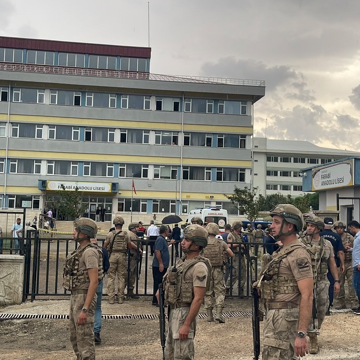 darkwebhaber's tweet photo. Yusuf Tekin: Osmaniye'deki saldırıya ilişkin adli süreç, ilgili makamlarca titizlikle yürütülmektedir. 

Bir bakan yardımcımız süreci yerinde takip etmek üzere Osmaniye'ye intikal etmiş olup; Bakanlığımızca da 2 müfettişimiz ve 2 genel müdürümüz derhâl görevlendirilmiştir.

Elim hadise ile ilgili tüm kurumlarımızla eş güdüm içinde çalışmalarımızı sürdürüyor, Osmaniye'de yaşanan saldırının bütün yönleriyle aydınlatılmasını  hassasiyetle takip ediyoruz.

Öğretmenimize bir kez daha yüce Allah'tan rahmet; ailesine, yakınlarına ve eğitim camiamıza başsağlığı ve sabır diliyorum.