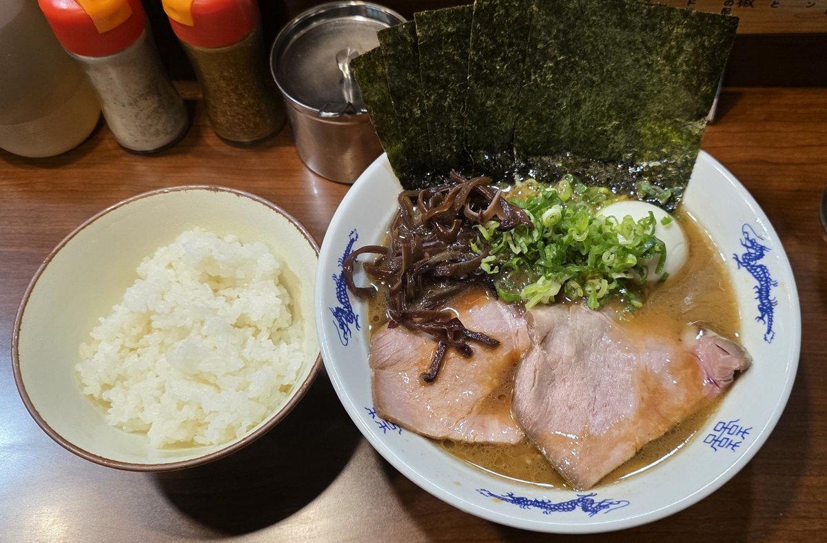 lovenamabeer's tweet photo. ここからはしばらく東京編 
167杯目 #ラーメンニキ新橋
特製ストロング醤油豚骨
新橋の人気店。豚骨醤油が旨味が強く、ごはんとも良く合う　夜中でしたがどんどん行けました https://t.co/TFjrnMAm8w