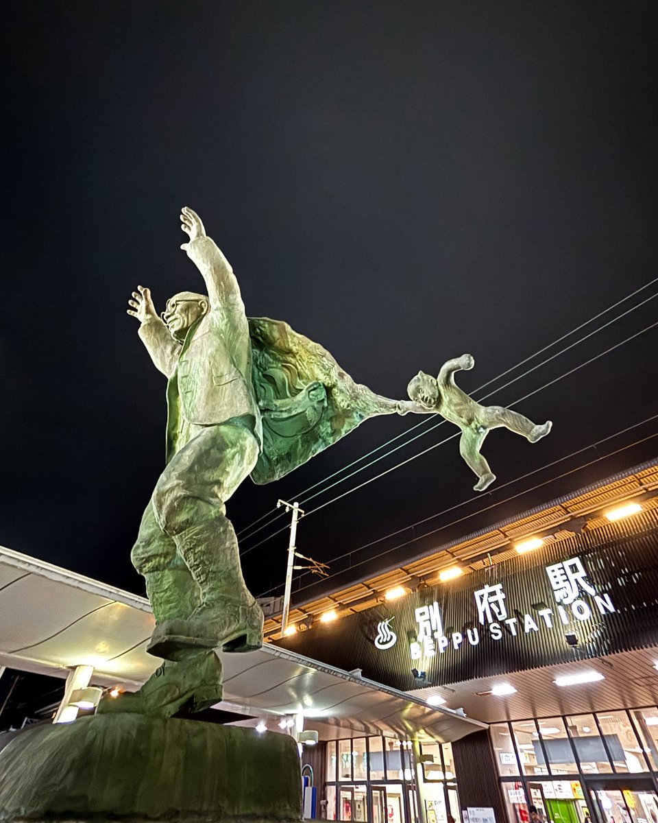 hatanohiroshi's tweet photo. 別府についたみ。温泉にあまり関心がないのでレモンサワーととり天をたのしむ。なんだこの駅前像。 https://t.co/iH4ecKBbMD