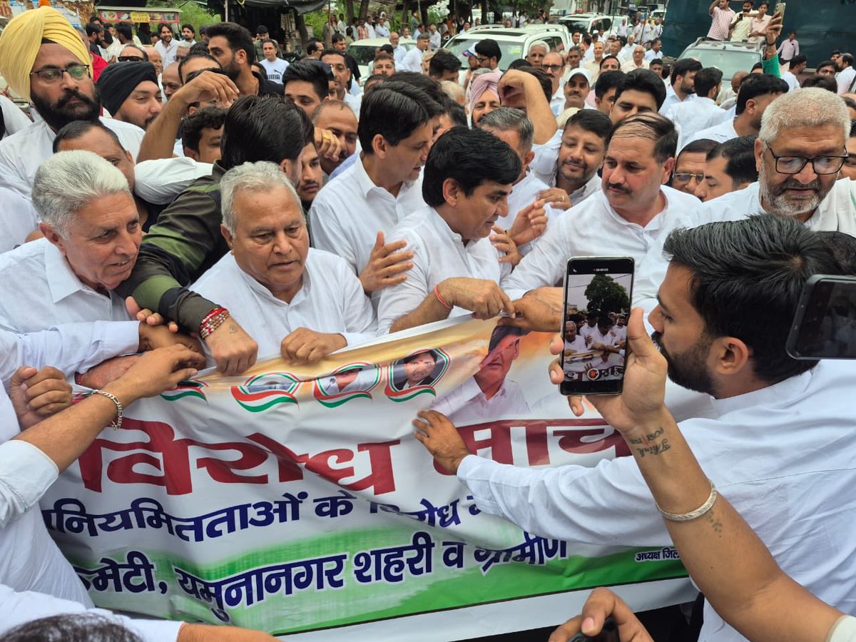 DevinderSingh__'s tweet photo. ✊ *लोकतंत्र की आवाज बुलंद! Voice of Democracy Roars!*

आज *AICC के निर्देशानुसार / , यमुनानगर अनाज मंडी गेट पर Chief Election Commissioner *ज्ञानेश कुमार* के इस्तीफे की मांग को लेकर जोरदार *विरोध प्रदर्शन* किया गया और उनका *पुतला फूंका* गया।

सैकड़ों Congress workers लोकतंत्र बचाने के लिए सड़कों पर डटे रहे - Hundreds stood strong to save democracy.

Election Commission, वोट चोरी बंद करो!
*लोकतंत्र बचाओ, संविधान बचाओ / Save Democracy, Save Constitution!*

- Devinder Singh, अध्यक्ष जिला कांग्रेस कमेटी शहरी यमुनानगर & Entire Congress Family

@RahulGandhi @priyankagandhi @kcvenugopalmp @SanjaySDutt @Kumari_Selja @raonarenderinc @indiannationalcongress