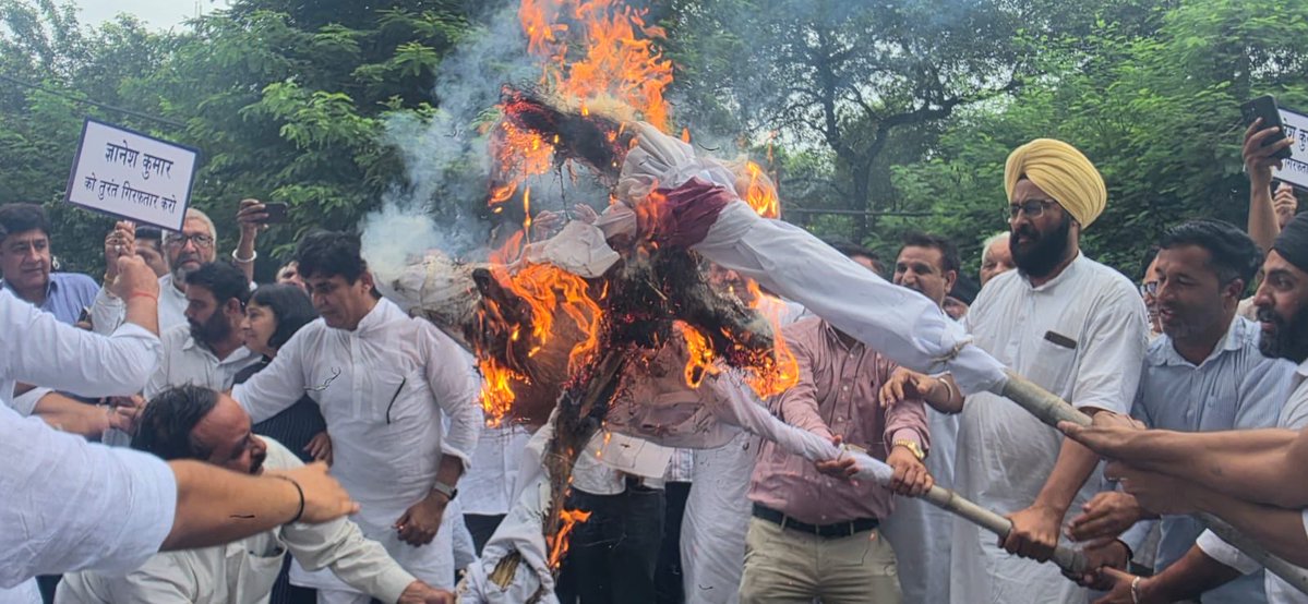 DevinderSingh__'s tweet photo. ✊ *लोकतंत्र की आवाज बुलंद! Voice of Democracy Roars!*

आज *AICC के निर्देशानुसार / , यमुनानगर अनाज मंडी गेट पर Chief Election Commissioner *ज्ञानेश कुमार* के इस्तीफे की मांग को लेकर जोरदार *विरोध प्रदर्शन* किया गया और उनका *पुतला फूंका* गया।

सैकड़ों Congress workers लोकतंत्र बचाने के लिए सड़कों पर डटे रहे - Hundreds stood strong to save democracy.

Election Commission, वोट चोरी बंद करो!
*लोकतंत्र बचाओ, संविधान बचाओ / Save Democracy, Save Constitution!*

- Devinder Singh, अध्यक्ष जिला कांग्रेस कमेटी शहरी यमुनानगर & Entire Congress Family

@RahulGandhi @priyankagandhi @kcvenugopalmp @SanjaySDutt @Kumari_Selja @raonarenderinc @indiannationalcongress