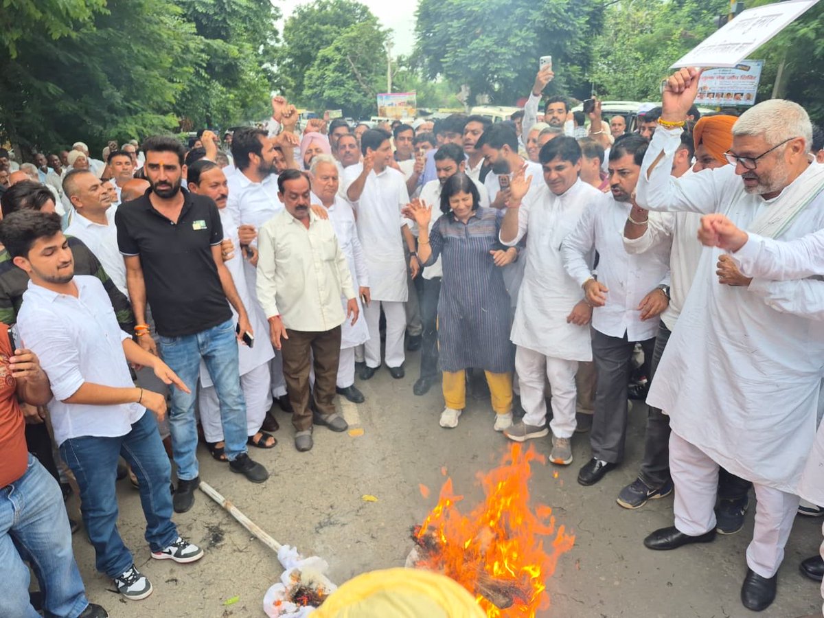 DevinderSingh__'s tweet photo. ✊ *लोकतंत्र की आवाज बुलंद! Voice of Democracy Roars!*

आज *AICC के निर्देशानुसार / , यमुनानगर अनाज मंडी गेट पर Chief Election Commissioner *ज्ञानेश कुमार* के इस्तीफे की मांग को लेकर जोरदार *विरोध प्रदर्शन* किया गया और उनका *पुतला फूंका* गया।

सैकड़ों Congress workers लोकतंत्र बचाने के लिए सड़कों पर डटे रहे - Hundreds stood strong to save democracy.

Election Commission, वोट चोरी बंद करो!
*लोकतंत्र बचाओ, संविधान बचाओ / Save Democracy, Save Constitution!*

- Devinder Singh, अध्यक्ष जिला कांग्रेस कमेटी शहरी यमुनानगर & Entire Congress Family

@RahulGandhi @priyankagandhi @kcvenugopalmp @SanjaySDutt @Kumari_Selja @raonarenderinc @indiannationalcongress