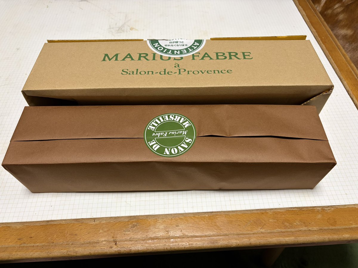 johny432's tweet photo. マルセイユ石鹸ロングバー

外装のロゴマークは・・・

ほぼスターバックスである🤣 https://t.co/HmclBLa0cY