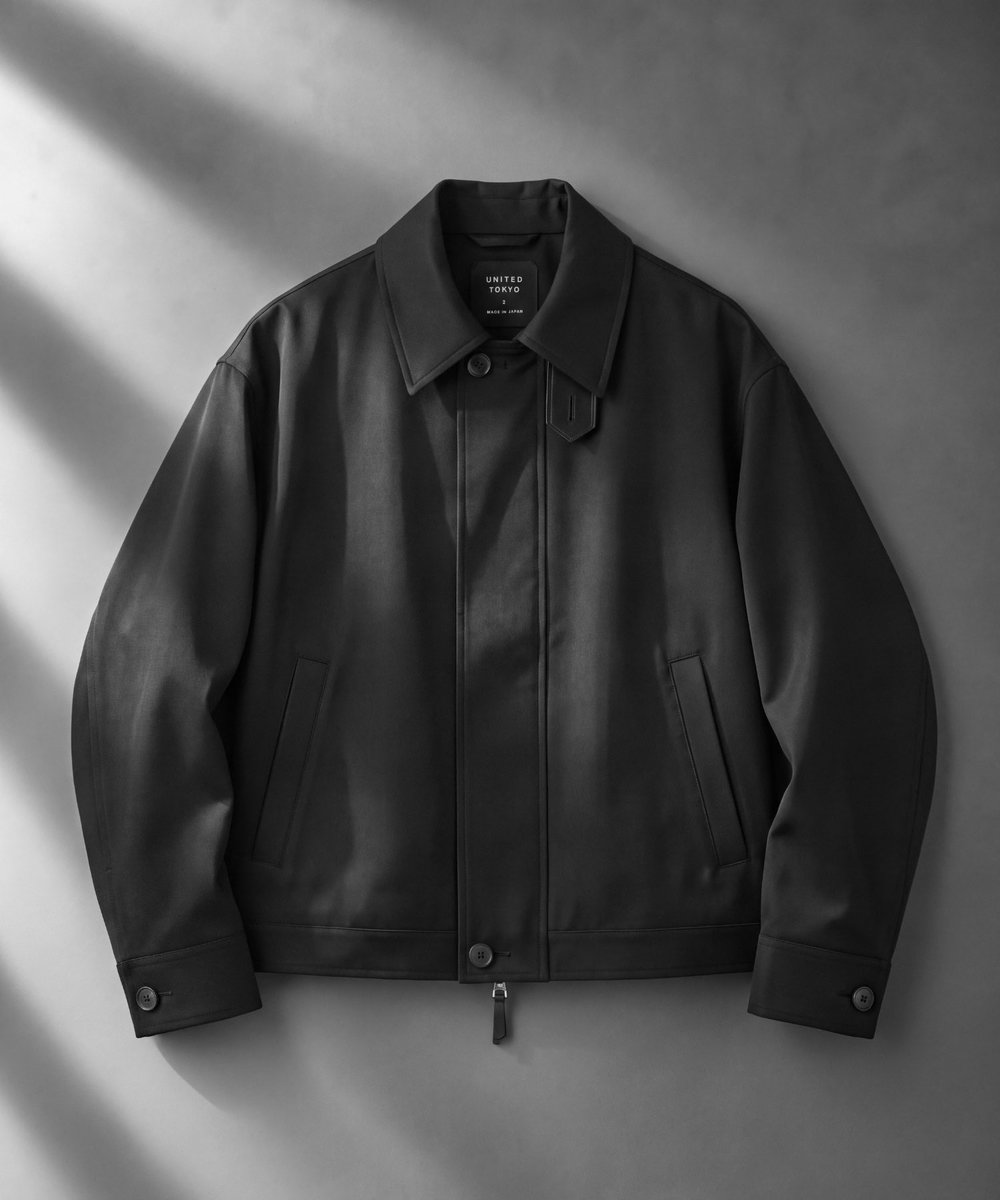 unitedtokyo_jp's tweet photo. ＼新発売／
超撥水 SUPER 120's WOOL GABARDINE FLIGHT BLOUSON

フライトブルゾンを、
尾州ウールでモダンに再構築。

Super 120's × 超撥水加工による、
高級感と機能性。

レザーチンストラップが、
アクセントを添える一着。

▼詳細はこちら▼
https://t.co/rZS4qV6Cru https://t.co/7zYx1EiSVK
