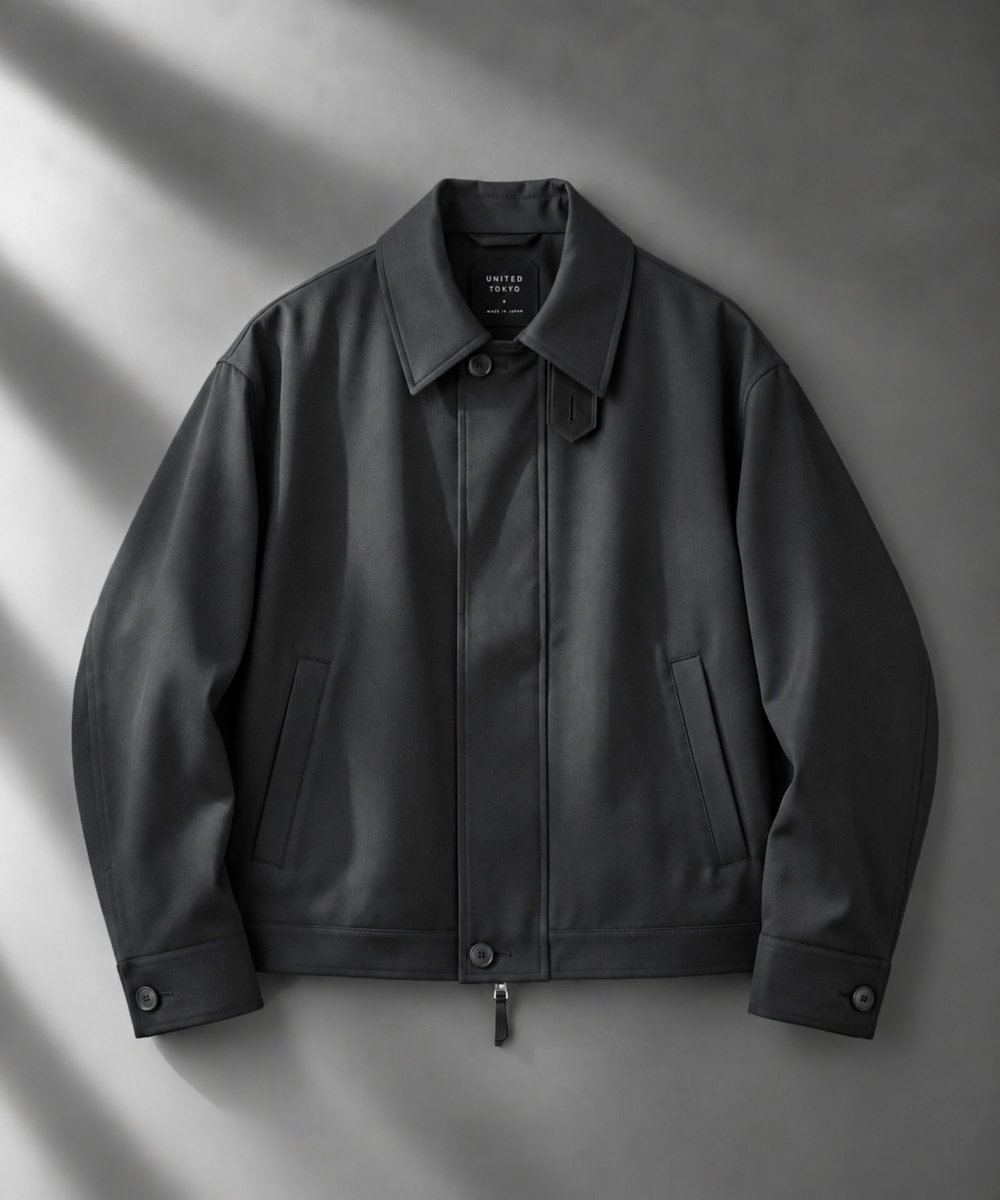 unitedtokyo_jp's tweet photo. ＼新発売／
超撥水 SUPER 120's WOOL GABARDINE FLIGHT BLOUSON

フライトブルゾンを、
尾州ウールでモダンに再構築。

Super 120's × 超撥水加工による、
高級感と機能性。

レザーチンストラップが、
アクセントを添える一着。

▼詳細はこちら▼
https://t.co/rZS4qV6Cru https://t.co/7zYx1EiSVK