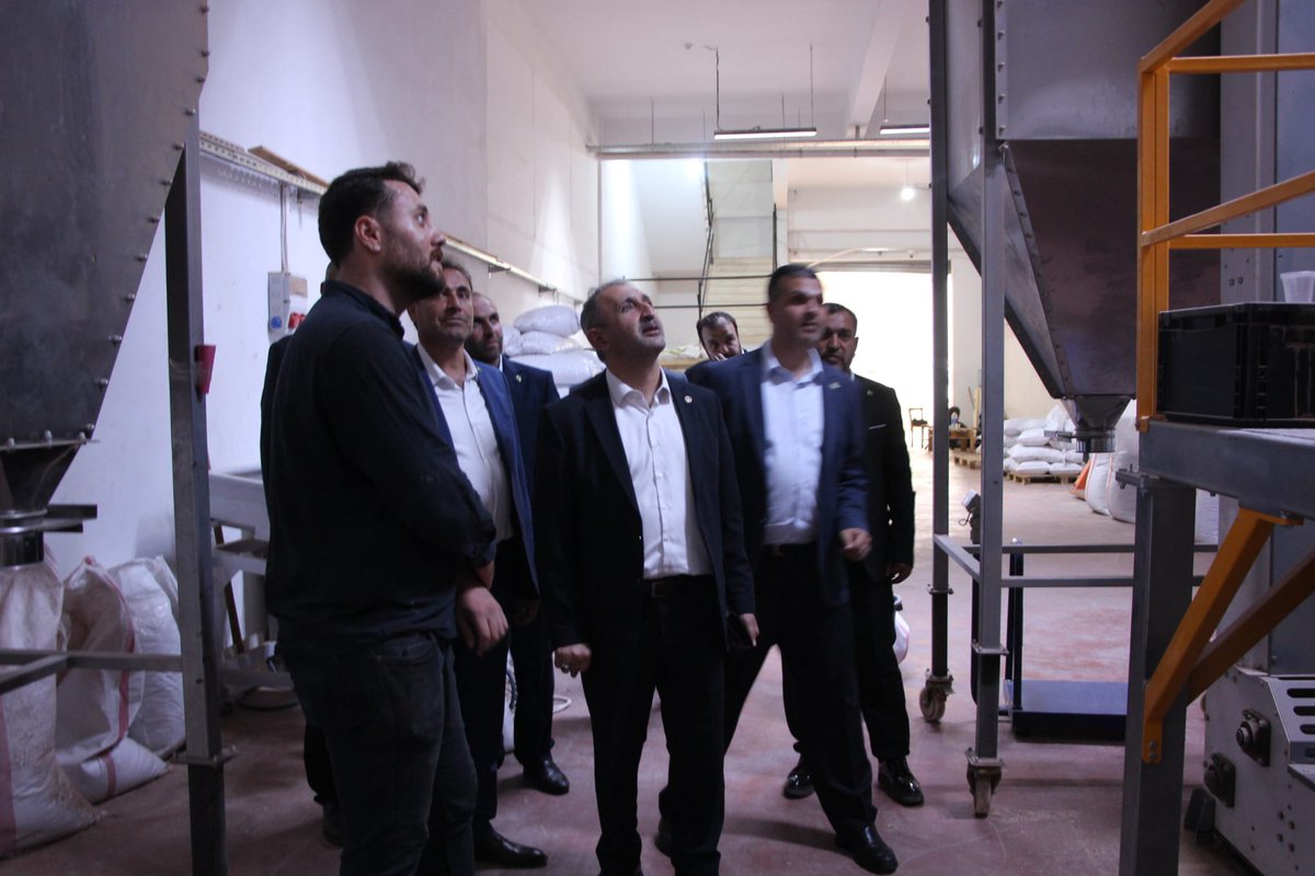 antephudapar's tweet photo. HÜDA PAR Gaziantep Milletvekilimiz Sayın Şahzade Demir, İl Başkanımız Sayın Mustafa Kaya ve beraberindeki heyetle birlikte Furkan ve Huzeyfe Kaplan kardeşlere ait fıstık işleme tesisini ziyaret etti.
Gerçekleştirilen ziyarette, Antep fıstığının ülke ve bölge ekonomisindeki önemi, üreticilerin karşılaştığı sorunlar ve sektörde yaşanan gelişmeler üzerine değerlendirmelerde bulunuldu.
Üreticimizin emeği, bölge ekonomimizin gücüdür.
#HÜDAPAR #Gaziantep #ŞahzadeDemir #AntepFıstığı #Çiftçi #Üretici