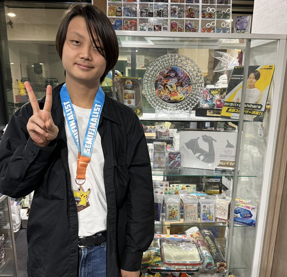 tst_tsunashima's tweet photo. 🇦🇺ブリスベンリージョナル、本当にお疲れ様でした！！👏

本日お店はお休みですが...
帰国後、そのままトレステに寄ってくれたyoshiharaさん！

早速、現地で獲得した2027 Pokémon Regional Championships SEMIFINALISTメダルをお持ちいただきました🏅✨

そしてなんと……
そのままトレステのショーケースに飾らせていただけることに！！😭
ありがとうございます！

ご来店の際はぜひ実物をご覧ください👀✨

改めて、ブリスベンリージョナルお疲れ様でした！！🔥

@yoshiha98165593 
@yoshiharapokech 
#勝ちたいならカドラバ @kadoraba