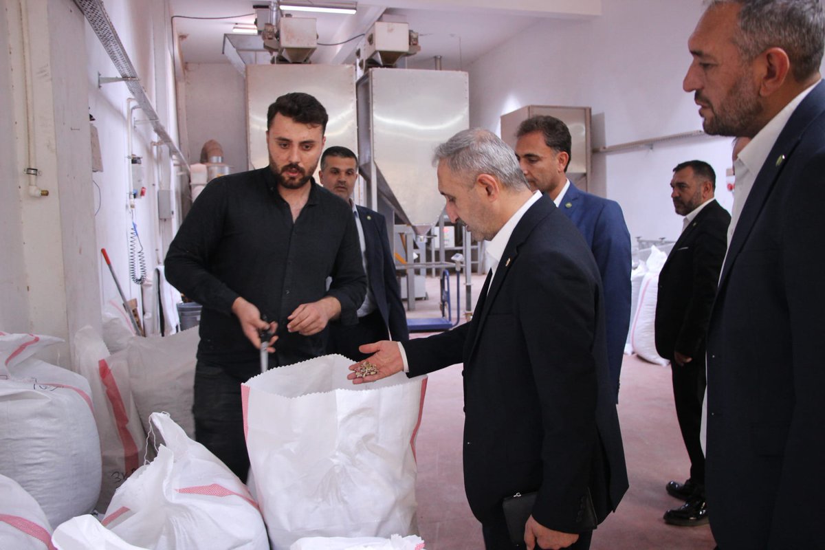 antephudapar's tweet photo. HÜDA PAR Gaziantep Milletvekilimiz Sayın Şahzade Demir, İl Başkanımız Sayın Mustafa Kaya ve beraberindeki heyetle birlikte Furkan ve Huzeyfe Kaplan kardeşlere ait fıstık işleme tesisini ziyaret etti.
Gerçekleştirilen ziyarette, Antep fıstığının ülke ve bölge ekonomisindeki önemi, üreticilerin karşılaştığı sorunlar ve sektörde yaşanan gelişmeler üzerine değerlendirmelerde bulunuldu.
Üreticimizin emeği, bölge ekonomimizin gücüdür.
#HÜDAPAR #Gaziantep #ŞahzadeDemir #AntepFıstığı #Çiftçi #Üretici