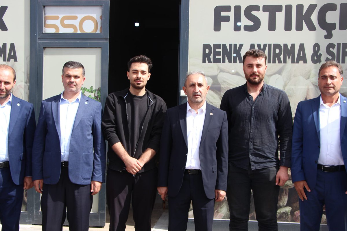 antephudapar's tweet photo. HÜDA PAR Gaziantep Milletvekilimiz Sayın Şahzade Demir, İl Başkanımız Sayın Mustafa Kaya ve beraberindeki heyetle birlikte Furkan ve Huzeyfe Kaplan kardeşlere ait fıstık işleme tesisini ziyaret etti.
Gerçekleştirilen ziyarette, Antep fıstığının ülke ve bölge ekonomisindeki önemi, üreticilerin karşılaştığı sorunlar ve sektörde yaşanan gelişmeler üzerine değerlendirmelerde bulunuldu.
Üreticimizin emeği, bölge ekonomimizin gücüdür.
#HÜDAPAR #Gaziantep #ŞahzadeDemir #AntepFıstığı #Çiftçi #Üretici