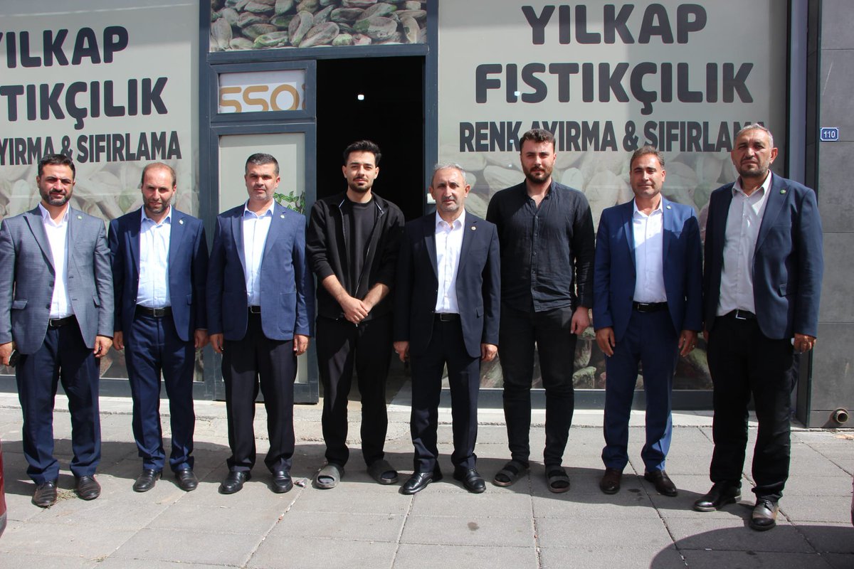 antephudapar's tweet photo. HÜDA PAR Gaziantep Milletvekilimiz Sayın Şahzade Demir, İl Başkanımız Sayın Mustafa Kaya ve beraberindeki heyetle birlikte Furkan ve Huzeyfe Kaplan kardeşlere ait fıstık işleme tesisini ziyaret etti.
Gerçekleştirilen ziyarette, Antep fıstığının ülke ve bölge ekonomisindeki önemi, üreticilerin karşılaştığı sorunlar ve sektörde yaşanan gelişmeler üzerine değerlendirmelerde bulunuldu.
Üreticimizin emeği, bölge ekonomimizin gücüdür.
#HÜDAPAR #Gaziantep #ŞahzadeDemir #AntepFıstığı #Çiftçi #Üretici