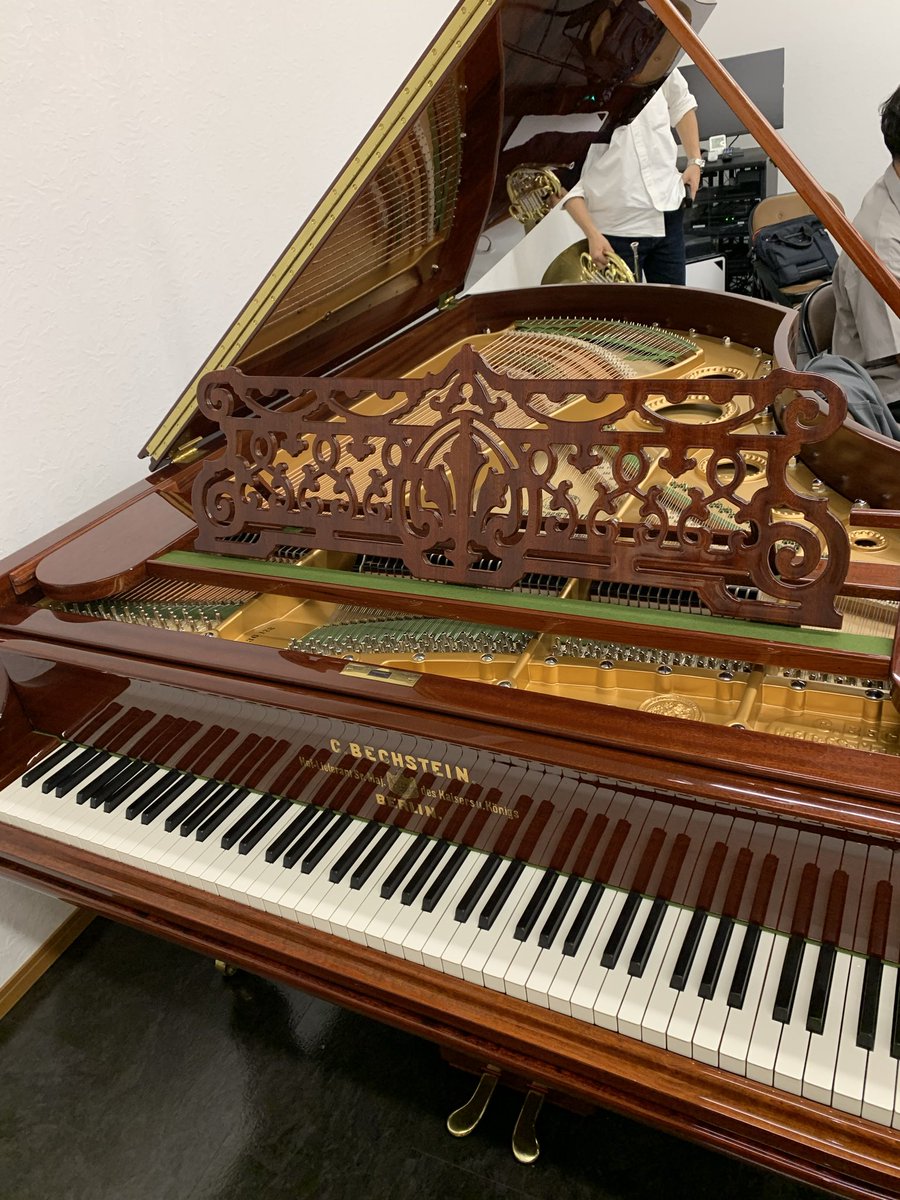 AkiraMiyagawa's tweet photo. いやぁ懐かしい。以前宮川泰が持っていたフォイリッヒと同じタッチ同じ音色。ものすごく古いベヒシュタインだそうです。（大阪BATOの2階）
あのピアノは今どこにあるんだろう。。。
ジャズを弾いてもショパンに聴こえるピアノでした。 https://t.co/6qGKOBkIC2