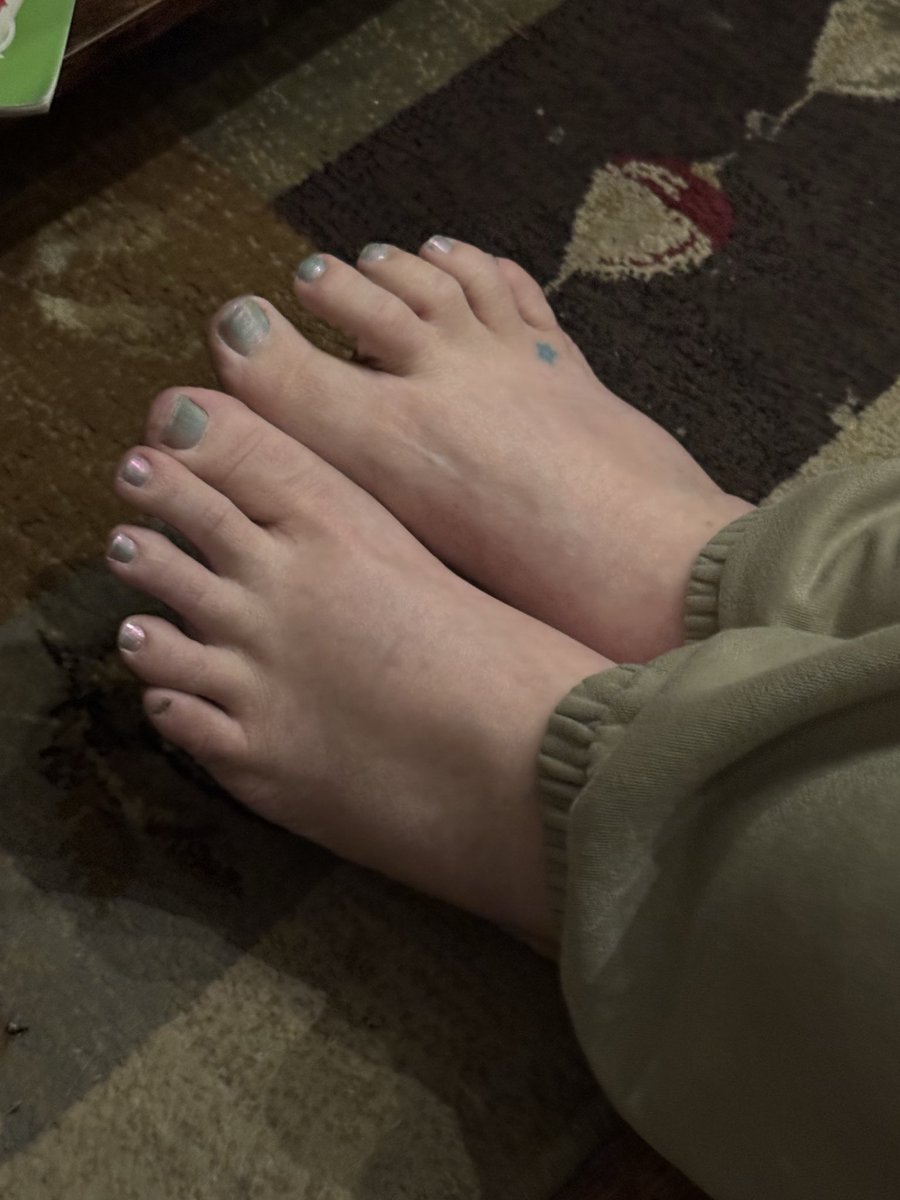 ceemyfeet69's tweet photo. Just lounging around #maturefeet #longtoes #barefoot #feet #footfetısh #sexyfeet #toes https://t.co/hgWwI6duoE
