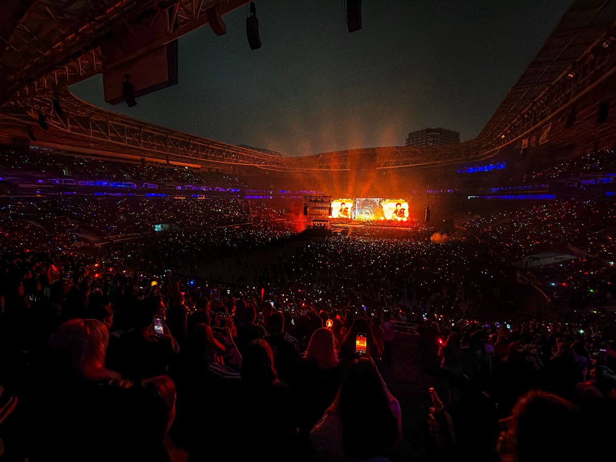 Brasil_ENHYPEN's tweet photo. Simplesmente os maiores! 👑 

O ENHYPEN colocou 43.616 pessoas no Nubank Parque e oficialmente garantiu o recorde de maior público de um artista asiático em um único dia no estádio!

​O show da "BLOOD SAGA WORLD TOUR em São Paulo" já entrou para a história. 🇧🇷🔥

​Quem aqui fez parte desse momento? ✋❤️