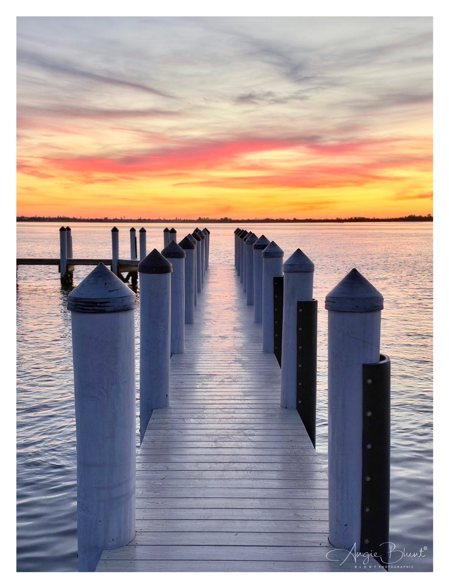smile1fish's tweet photo. Love how the dock points straight into the gorgeous, soft colors in pre-sunrise sky this morning. ~Coquina Boat Ramp (9-28-26) ❤️ 📷 Angie Blunt #annamariaisland https://t.co/mTe5uxG1Sk