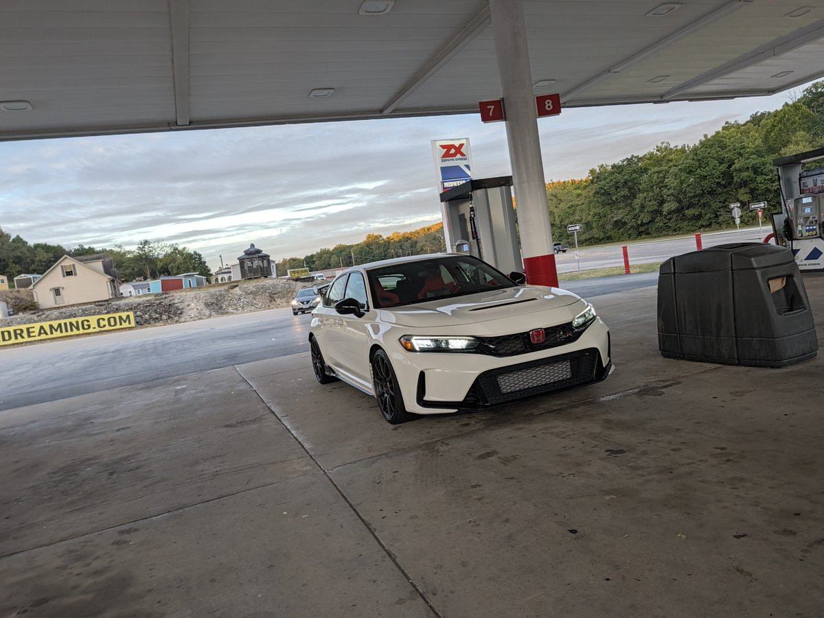 sneaumiaux's tweet photo. Glad the sun's coming up. Doing the tire tread/deer component interstate autocross in the dark does not enhance my calm. https://t.co/fFPjJLUEBV