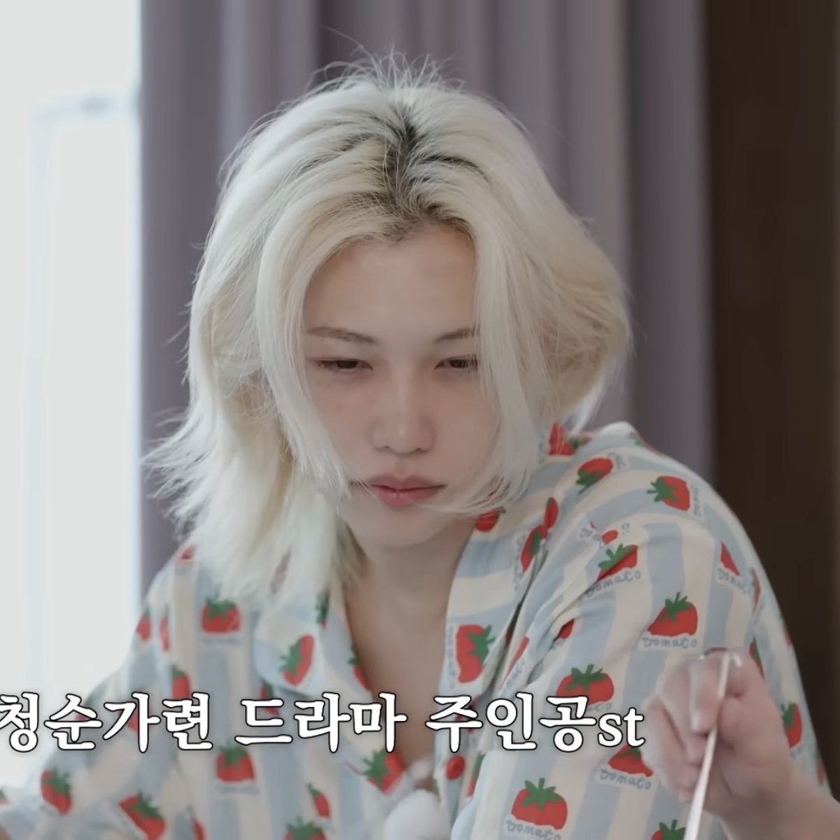 feelidaey's tweet photo. 그냥 이러고 다니는게 모자에썬글라스로 가리는것보다 아름다움 https://t.co/EHEniLVCzx