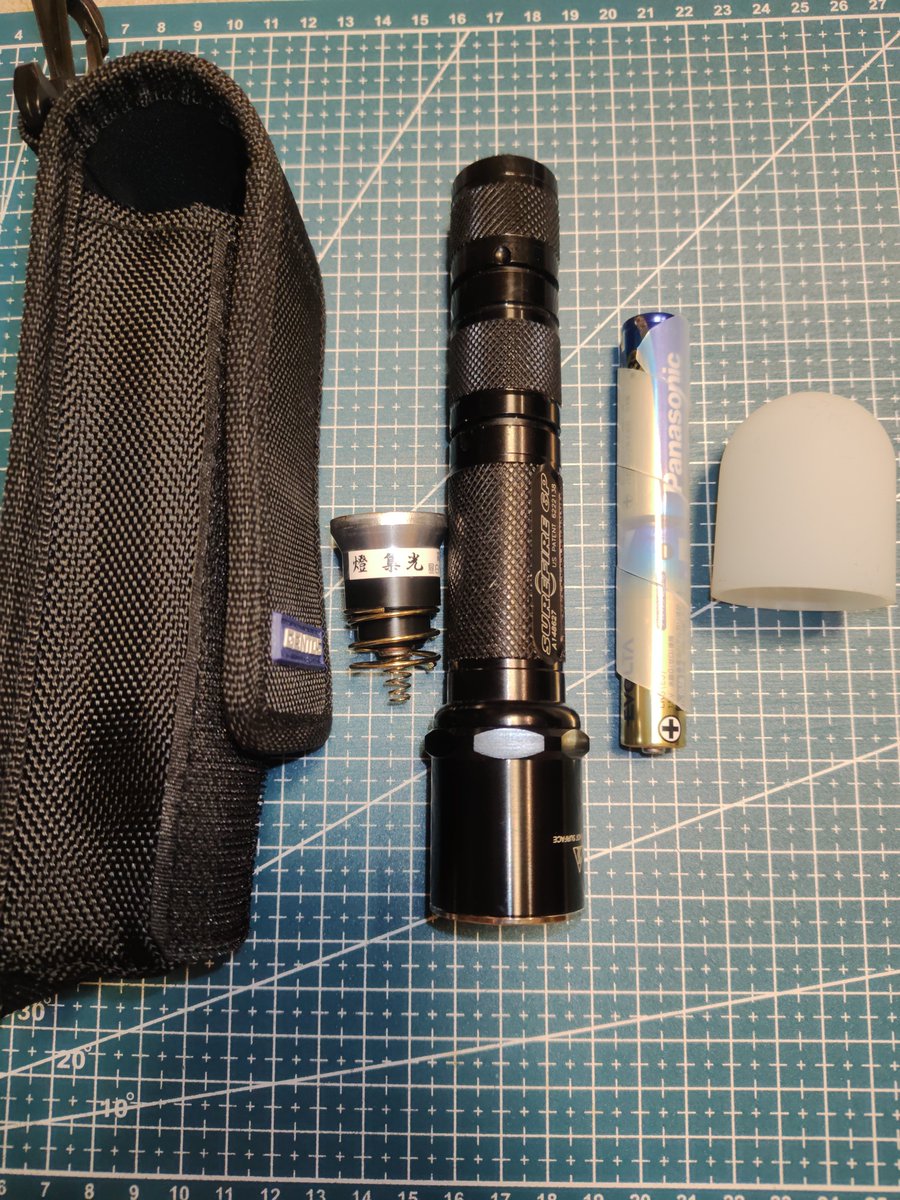 kweye12's tweet photo. 車載非常用ライト。
テールとボディはSUREFIRE 6Pだけど、ヘッドは互換品。延長して9Pに。
燈集光3V入り。GENTOSのホルダー(安い！入る！)
燈集光3Vに単3電池１本の1.5Vだと、エボルタでようやく薄っすらと｢LEDひかってる？｣程度。
ランタイムどんだけだろ。マンガン電池二本を試してみる予定。 https://t.co/dygbtPd0vz