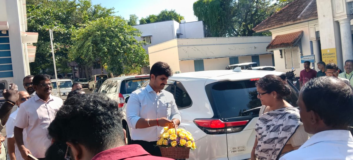 DEO_KKI's tweet photo. தலைமை தேர்தல் அதிகாரி திருமதி.அர்ச்சனா பட்நாயக். இ.ஆ.ப., அவர்கள் கன்னியாகுமரி மாவட்ட மின்னனு வாக்குப்பதிவு இயந்திர வைப்பறை பாதுகாப்பு செயல்பாடுகள் ���ுறித்து காலாண்டு தணிக்கையை மேற்கொள்ள 28-09-26 அன்று வருகை தந்த போது மாவட்ட ஆட்சியர் திரு.மு.பிரதாப்.,இ.ஆ.ப. அவர்கள் வரவேற்றார்கள். https://t.co/6HXRghtP4L