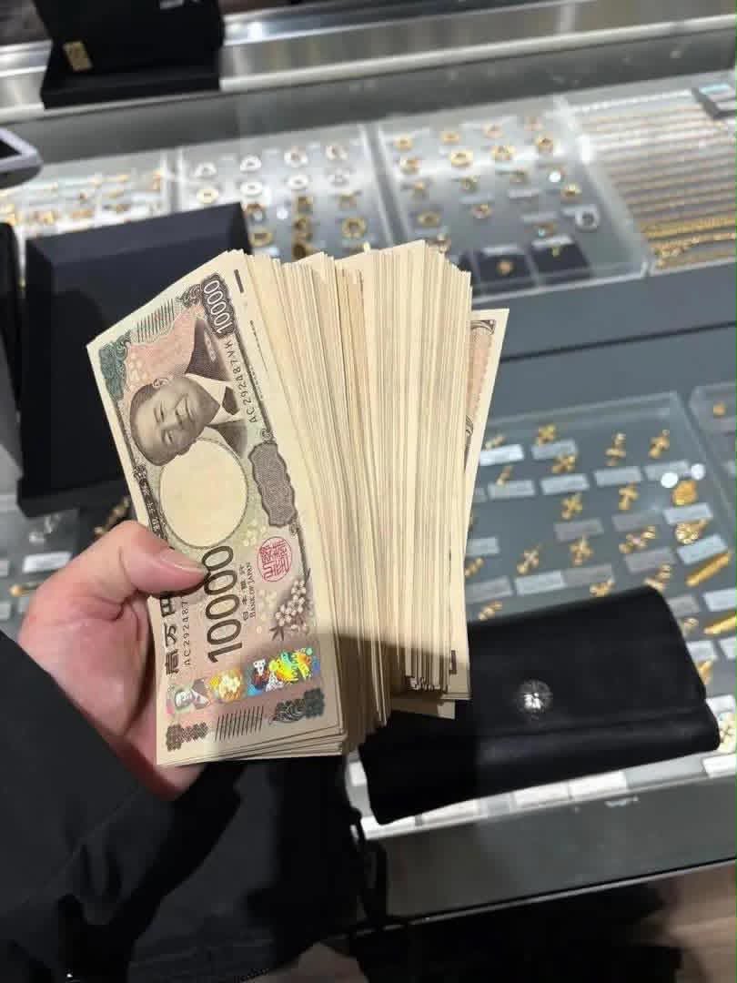 ksato3909's tweet photo. 嬉しいことがありました。
母の荷物を片付けていたら、札束が出てきた。
百円札の札束、ピン札・未使用・連番。
母の介護費用に充てます。 https://t.co/N1rxLvL4cc