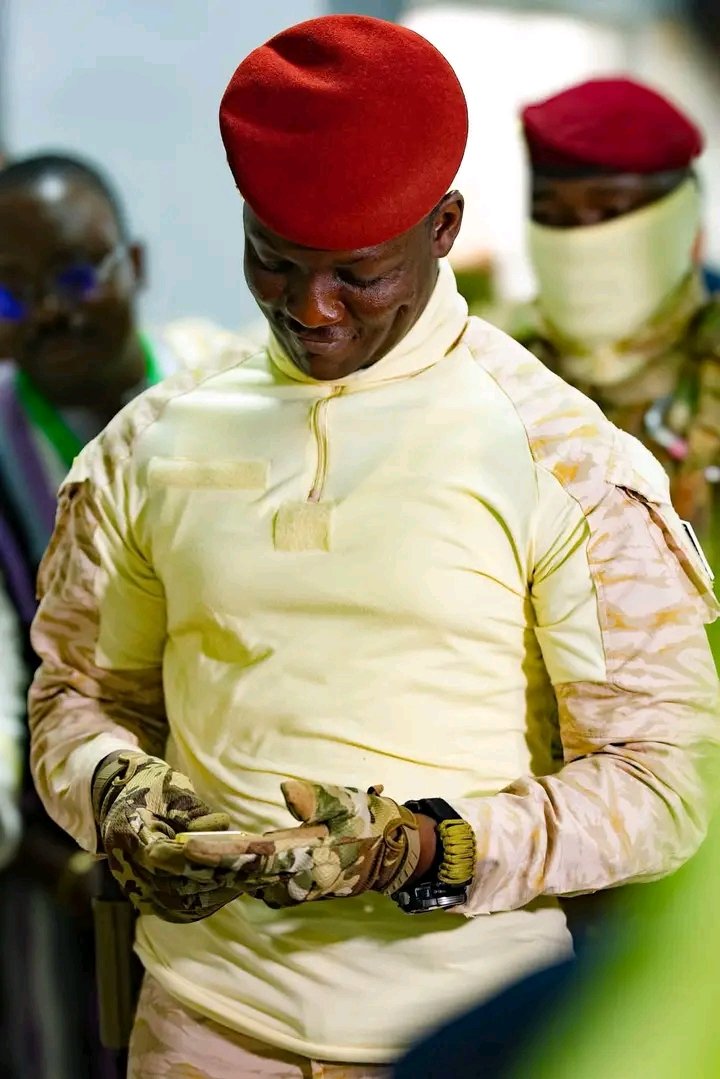 Mamadou44342366's tweet photo. Le Burkina Faso sous la houlette du capitaine Traoré,Vient d'inaugurer aujourd'hui sa propre rafinerie d'or. Et ce temps notre gouvernement incompétent ne foute rien pour protéger nos ressources naturelles. https://t.co/PLkECjQnU6