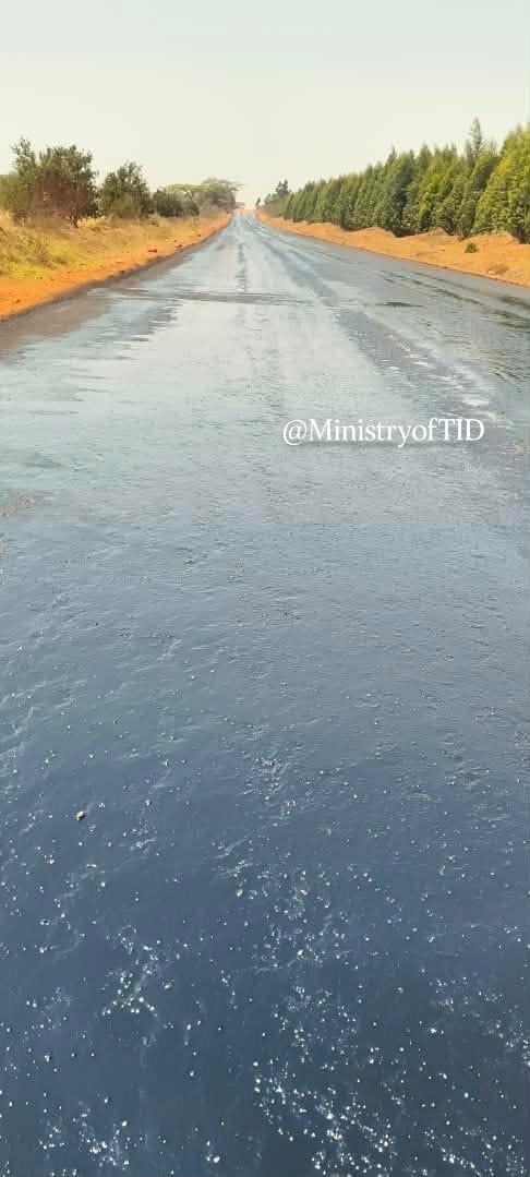 TwabicSence's tweet photo. Another milestone on the Chipinge–Mt Selinda Road! Priming works are underway as construction progresses towards the surfacing stage. #KilometerByKilometer https://t.co/w4yueXWhvg