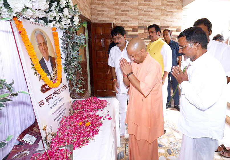 myogioffice's tweet photo. मुख्यमंत्री श्री @myogiadityanath जी महाराज ने आज गोरखपुर में श्री गोरखनाथ मंदिर के अनन्य भक्त, वरिष्ठ अधिवक्ता स्व. कृष्ण गोपाल पाण्डेय जी के आवास पर पहुंचकर उनके चित्र पर पुष्प अर्पित कर श्रद्धांजलि दी। https://t.co/fnSohRQguq