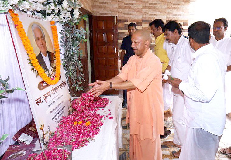 myogioffice's tweet photo. मुख्यमंत्री श्री @myogiadityanath जी महाराज ने आज गोरखपुर में श्री गोरखनाथ मंदिर के अनन्य भक्त, वरिष्ठ अधिवक्ता स्व. कृष्ण गोपाल पाण्डेय जी के आवास पर पहुंचकर उनके चित्र पर पुष्प अर्पित कर श्रद्धांजलि दी। https://t.co/fnSohRQguq