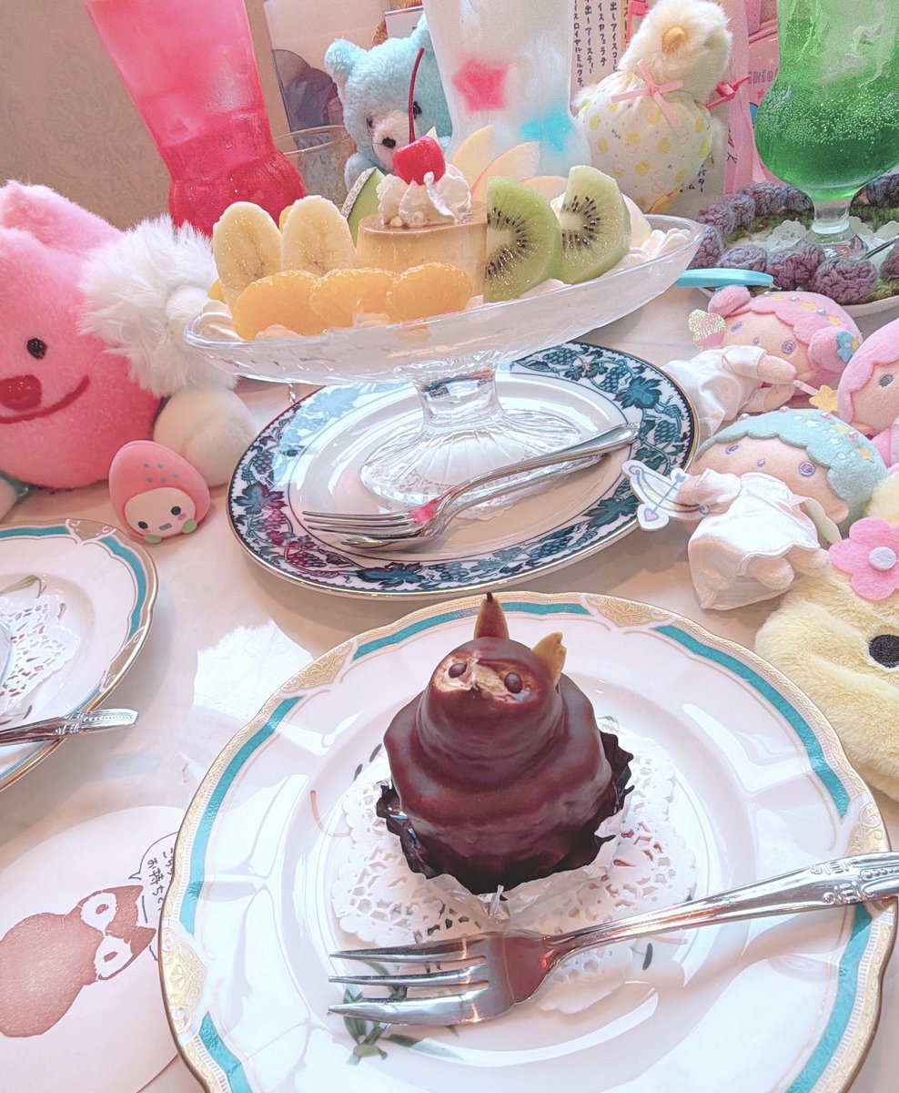 masha_mosha912's tweet photo. 神保町の「菓子喫茶モンブラン」へ🎀
たぬきケーキが名物でとってもかわいい◎プリンアラモードフルーツたっぷりでおいしかった🍮クリームソーダもそれぞれコースター含めてかわいい♡
お店の外観や内装もレトロでかわいかったです➰ https://t.co/HcKYzsJ5xm