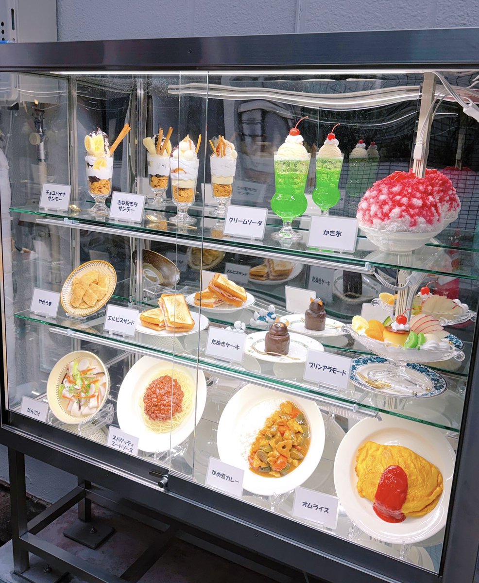 masha_mosha912's tweet photo. 神保町の「菓子喫茶モンブラン」へ🎀
たぬきケーキが名物でとってもかわいい◎プリンアラモードフルーツたっぷりでおいしかった🍮クリームソーダもそれぞれコースター含めてかわいい♡
お店の外観や内装もレトロでかわいかったです➰ https://t.co/HcKYzsJ5xm