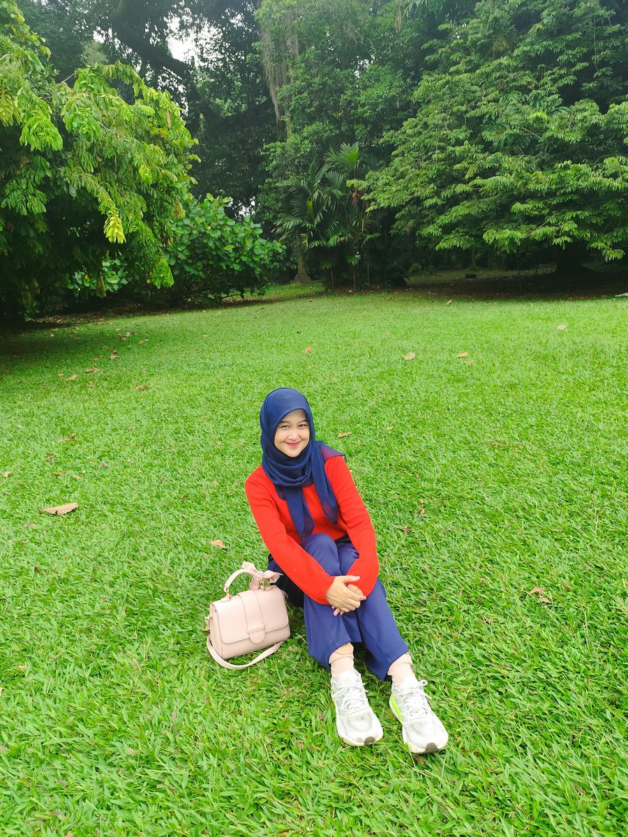 elizabethhallcc's tweet photo. Just a girl lost in the greenery. https://t.co/zblmGNpqQg