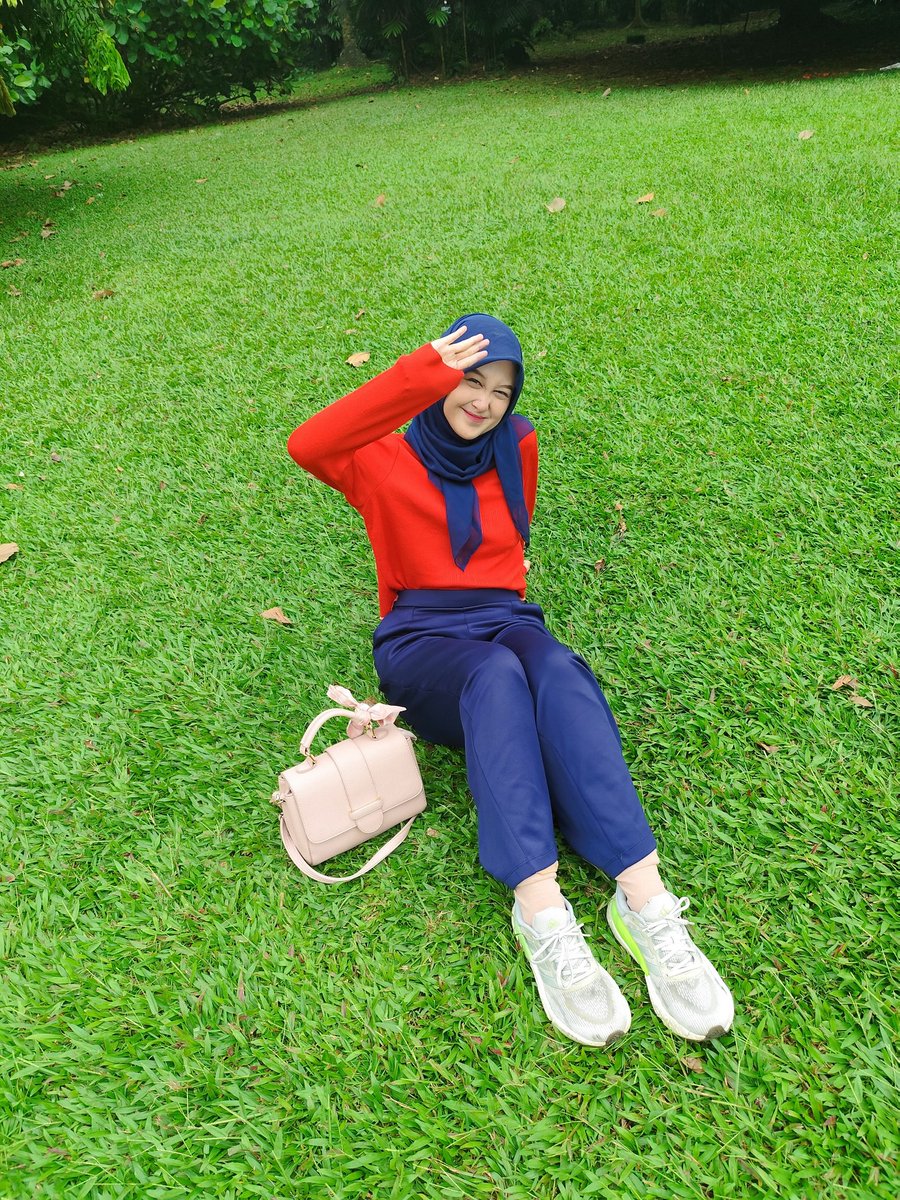 elizabethhallcc's tweet photo. Just a girl lost in the greenery. https://t.co/zblmGNpqQg